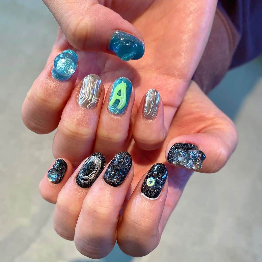 ピンキー！☆藤咲彩音さんのインスタグラム写真 - (ピンキー！☆藤咲彩音Instagram)「new nail☃️ 12月のネイルは、全体的にギラギラさせてあやねのAが入っていたり🧚🏻 気持ちもギラギラしちゃう😋 キャベちゃん( @cabbage.lovl )いつも可愛くしてくれてありがとう〜🥰  #lovl #nail #ネイル #ギラギラネイル  #誕生日ネイル」12月5日 13時26分 - pinky_ayane