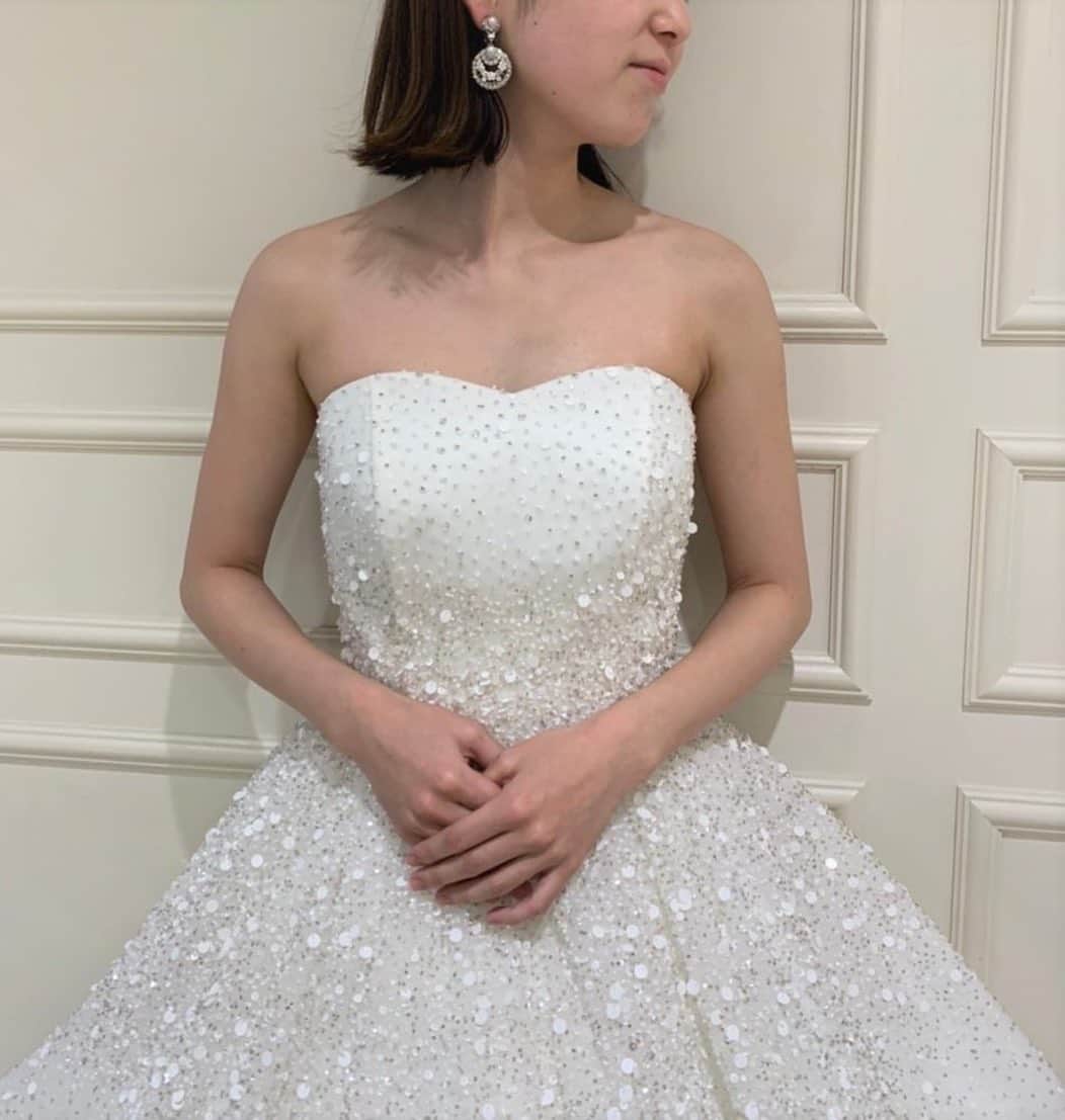 のインスタグラム：「#FioreBianca のロマンティックなウェディングドレス コーディネートのポイントや詳細は @dresses_weddingdress ホーム画面URLへ。⠀  ---------------------------------------- ⠀⠀⠀⠀⠀⠀ ウェディングドレス:03-20542 イヤリング:07-8863 こちらは @fiorebianca_wedding  でお取り扱いのあるドレスです。 その他の @fiorebianca_wedding でお取り扱いのあるドレスは #fiorebianca_dresses よりご覧いただけます。 ⠀ ⠀⠀⠀ ドレスのお問い合わせは @dresses_weddingdress にDM💌 Dresses割引ございます。 ※諸条件あります お気軽にお問い合わせくださいませ。 ------------------------- ドレスは絶対に後悔したくない方の為の結婚式場紹介サービス始めました！  #ドレス選びから始める結婚式場探し @dresses_weddingdress のInstagramに掲載している #antonioriva や #mirazwillinger など、インポートウェディングドレスがお得になります✨ おしゃれな花嫁様のための式場紹介サービスです♡  紹介会場一覧▶@dresses_weddingdress Top のURLより Instagram▶ @dresses_concierge  ドレスを後悔したくない方、好きなドレスをお得に着たい方、DM にてお気軽にお問い合わせください♡ ⠀ ⠀⠀⠀⠀⠀⠀⠀  #ウェディングドレス#ドレス迷子#運命のドレス#2021春婚#2021夏婚 #2021婚 #プレ花嫁さんと繋がりたい#みんなのウェディング#ワーキング花嫁#プレ花嫁 #アラサー花嫁#30代花嫁#大人花嫁#신부 #컬러드레스#ビスチェドレス#チュールドレス#グリッタードレス」