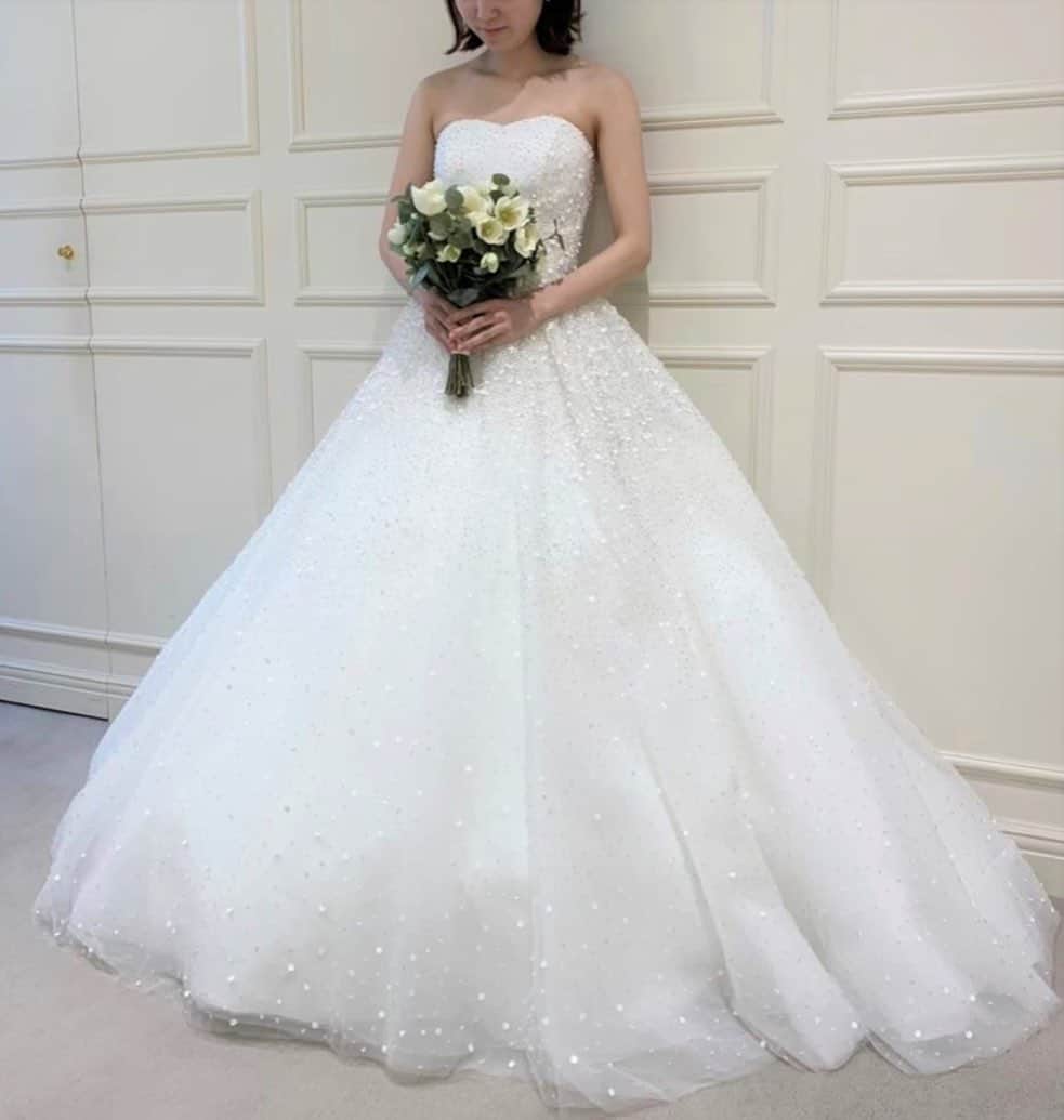 のインスタグラム：「#FioreBianca のロマンティックなウェディングドレス コーディネートのポイントや詳細は @dresses_weddingdress ホーム画面URLへ。⠀  ---------------------------------------- ⠀⠀⠀⠀⠀⠀ ウェディングドレス:03-20542 イヤリング:07-8863 こちらは @fiorebianca_wedding  でお取り扱いのあるドレスです。 その他の @fiorebianca_wedding でお取り扱いのあるドレスは #fiorebianca_dresses よりご覧いただけます。 ⠀ ⠀⠀⠀ ドレスのお問い合わせは @dresses_weddingdress にDM💌 Dresses割引ございます。 ※諸条件あります お気軽にお問い合わせくださいませ。 ------------------------- ドレスは絶対に後悔したくない方の為の結婚式場紹介サービス始めました！  #ドレス選びから始める結婚式場探し @dresses_weddingdress のInstagramに掲載している #antonioriva や #mirazwillinger など、インポートウェディングドレスがお得になります✨ おしゃれな花嫁様のための式場紹介サービスです♡  紹介会場一覧▶@dresses_weddingdress Top のURLより Instagram▶ @dresses_concierge  ドレスを後悔したくない方、好きなドレスをお得に着たい方、DM にてお気軽にお問い合わせください♡ ⠀ ⠀⠀⠀⠀⠀⠀⠀  #ウェディングドレス#ドレス迷子#運命のドレス#2021春婚#2021夏婚 #2021婚 #プレ花嫁さんと繋がりたい#みんなのウェディング#ワーキング花嫁#プレ花嫁 #アラサー花嫁#30代花嫁#大人花嫁#신부 #컬러드레스#ビスチェドレス#チュールドレス#グリッタードレス」