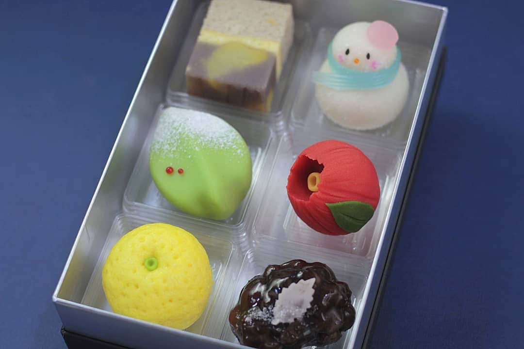 のインスタグラム：「『通信販売のお知らせ』  明日12月6日20時より上生菓子化粧箱6個入りの発送注文を受け付けいたします。  品物はクール便で12月15日にお届けになります。  詳しくはプロフィール欄にあるURLから販売ページにてご確認ください。 ☆購入時の入力の手間を減らせるようになりました。販売サイト内の和の菓さんのう会員登録をして頂けるとよりスムーズに買い物できるようになります。 ＊明日の20時より開始ですが商品をカートに入れただけでは購入したことになりません。全ての情報を入力した時点での購入となりますのでご注意ください。  ひとりで製作しております、数に限りがございますので予定数に達し次第受け付け締め切らせていただきますのでご了承ください。 また正月のお菓子も企画しておりますのでお待ちください。よろしくお願い致します。 ーーーーーーーーーーーーー #和の菓さんのう  #和菓子 #上生菓子 #生菓子 #愛知 #岐阜 #通販 #おとりよせスイーツ  #お取り寄せグルメ #お取り寄せ」
