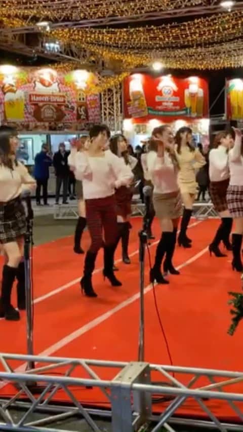 三上玲奈のインスタグラム：「前代未聞の冬のビヤガーデン🍺クリスマスガーデンがいよいよ開始🎉  12/25まで開催されます❤️  昨日はオープン初日ということでヒビヤガール総勢12名で踊りました😄🤲  #ヒビヤガーデン　#ビヤガーデン　#クリスマスガーデン　＃芝公園」