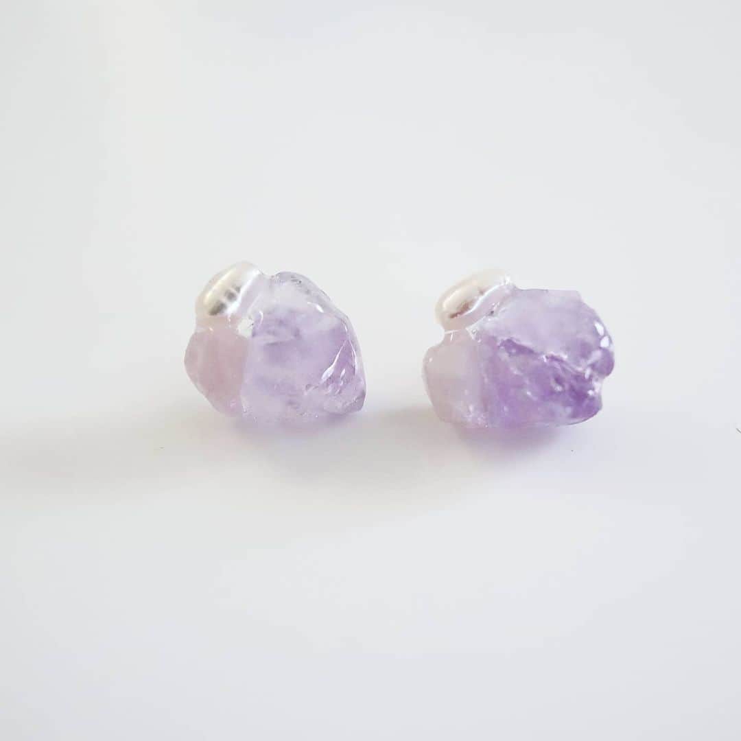 のインスタグラム：「gem pierce · フローライト×淡水パールのピアス · こちらWEB SHOPには載せないので、気になる方はDM下さい · #joueri#アクセサリー#ピアス#天然石#淡水パール#レジンアクセサリー#天然石ピアス#イヤリング#カジュアルコーデ #ハンドメイドアクセサリー#fashion#ootd#outfit#code#coordinate#style#ファッション#コーディネート#コーデ#プチプラ#プチプラコーデ#シンプルコーデ#mamagirl#locari#partegram#カジュアル#お洒落さんと繋がりたい」