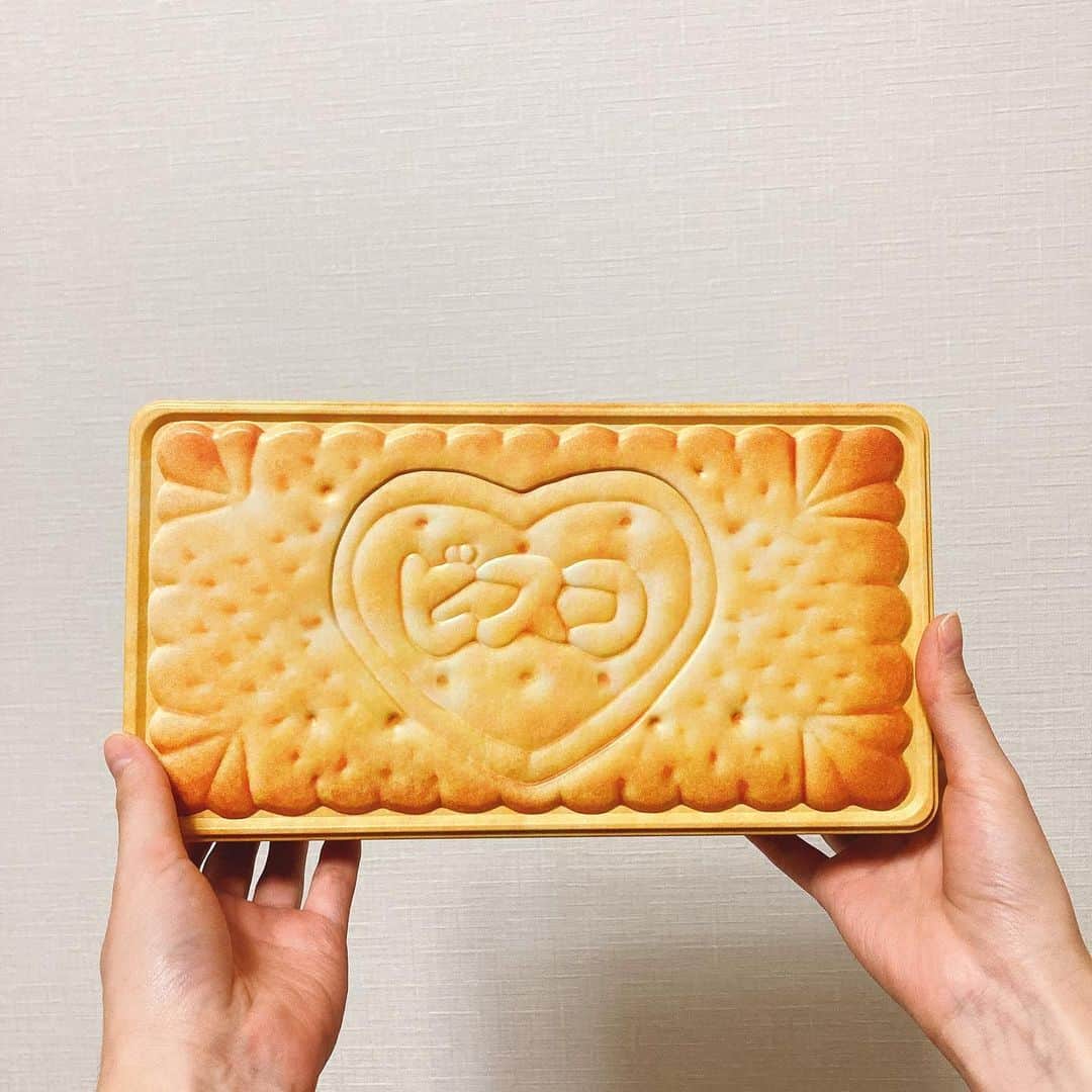 星野みちるのインスタグラム：「夢のような大きなビスコ(*^◯^*)！！ 中は小さいビスコがたくさん入ってる♪ この缶は、私の裁縫のお道具箱で使うんだー（＾◇＾） #ビスコ　#グリコ　#glico #ビスコ缶　#缶」