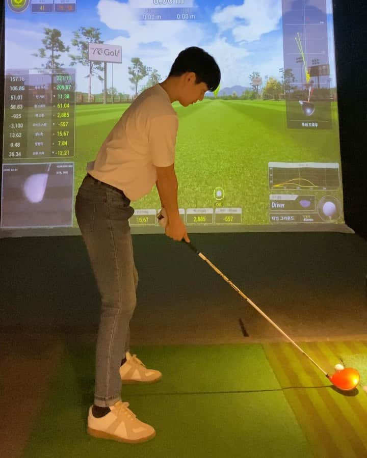 レヒョンのインスタグラム：「모닝운동⛳️ 좀있다 라이브에서 만나🎀 (그래 다리 좀 길게찍었다!! ㅋㅋㅋ)🤪😭 #goodmorning #golf #아침운동  #포커즈 #fcuz #진온 #래현 #온라인 #라이브 #코로나 #마지막까지 #조심 💊」