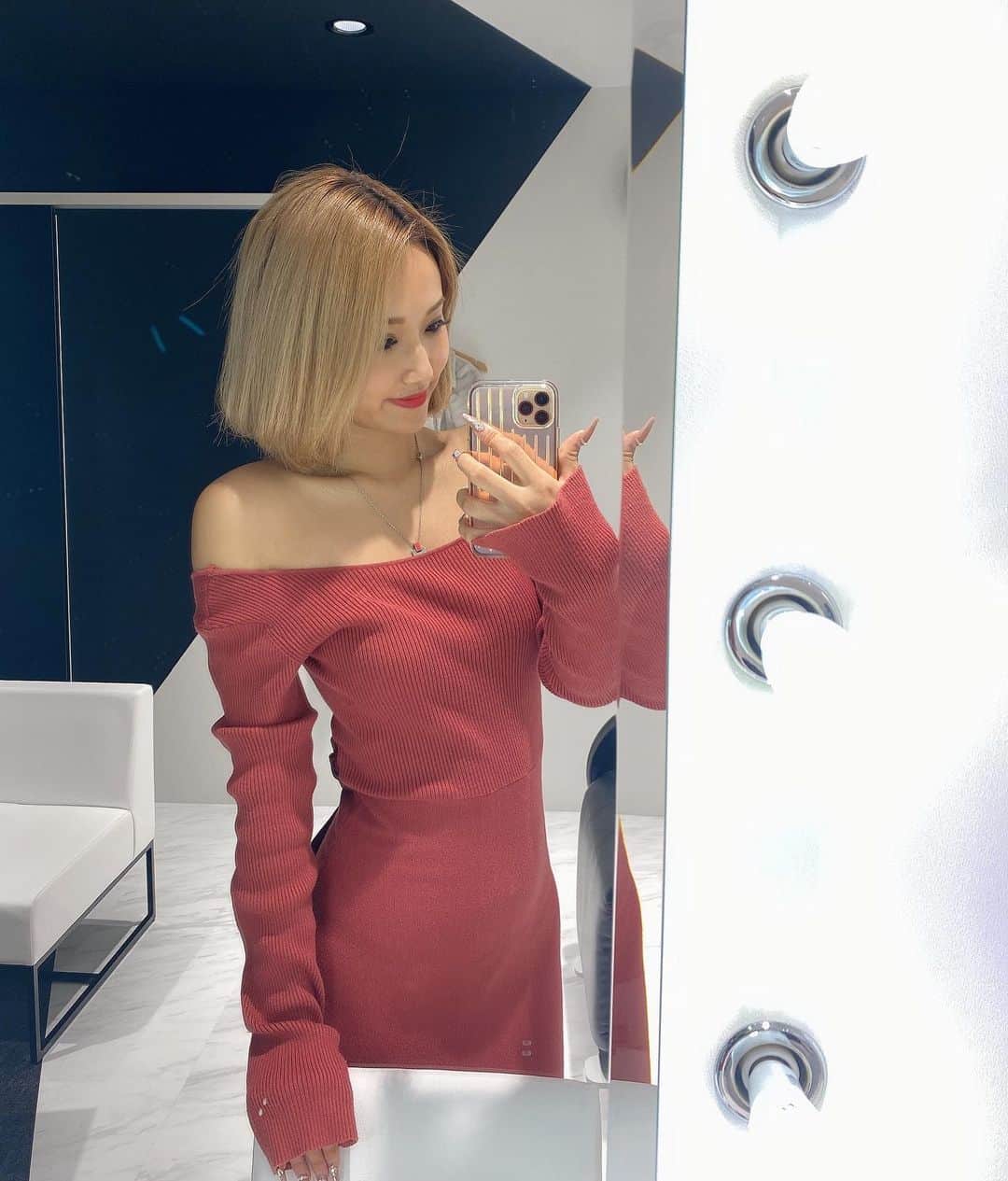 のインスタグラム：「. 先日　X CLINIC に行って、ビタミンC点滴をしてもらったの💉🍋 その日体調悪かったんだけど、元気になった😳😳 VIPのお部屋にして頂いたんだけど、綺麗でTVもあってめちゃめちゃ居心地良かった😂🤍 (((( @dr_son_shunichiro )))) 先生ありがとうございました✨ . #cjd #cyberjapan #cjd_elena #サイバージャパン #elena #new #新人」