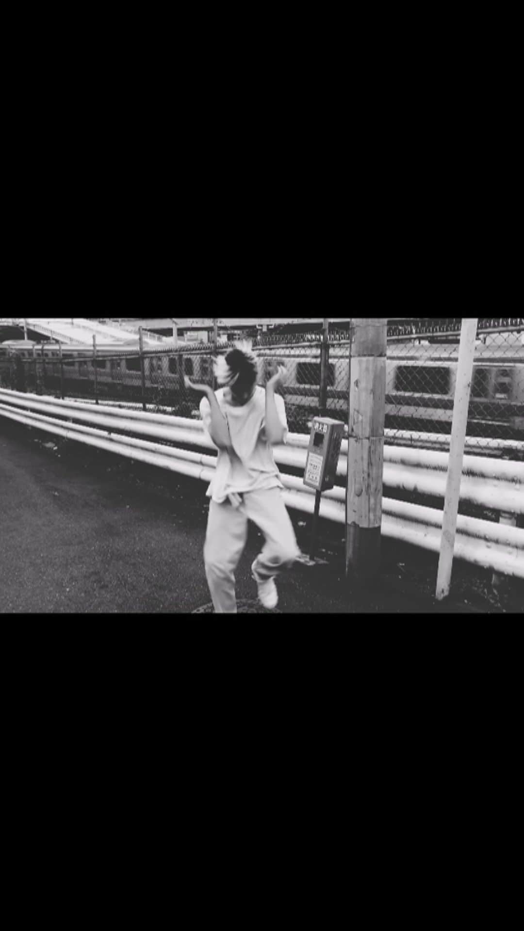 のインスタグラム：「夏の日のアーカイブ . . @fujiikaze - 優しさ . . #watwing#ryofuruhata #藤井風#優しさ#fujiikaze#kindness #dance#dancevideo#freestyle #ダンス#reels #RYOの自由気ままにチルオドリ」