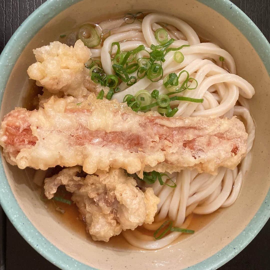 B JIRUSHI YOSHIDAさんのインスタグラム写真 - (B JIRUSHI YOSHIDAInstagram)「【代官山LUNCH】 【店名】おにやんま  【メニュー】冷 とり天ちくわ天ぶっかけうどん(大) 【PRICE】¥650- 【一言】今日は雨&寒い日ですが中目黒までランチへ。 おにやんまで提供される麺は讃岐うどん系のしっかりしたコシで、つるんとした喉越し。おにやんまでは寒い季節でもついつい冷やしうどんを注文してしまいます。大盛りをガバッと勢いよくすすって大満足でした。  #daikanyama #代官山 #代官山ランチ #b印ランチ　#おにやんま #うどん」12月5日 13時49分 - bjirushiyoshida