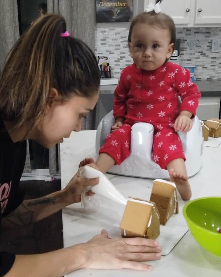 Tianna Gregoryのインスタグラム：「Gingerbread houses and @BangEnergy 🍬🎄 Use my code TIANNA25 for 25% off and follow the inventor @BangEnergy.CEO #BangEnergy #EnergyDrink」