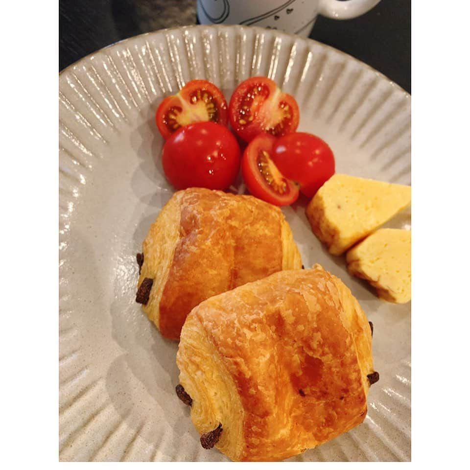 飯田圭織さんのインスタグラム写真 - (飯田圭織Instagram)「おはようございます🌞 久しぶりによく眠れました。身体がすっきり✨朝食は軽めにコストコ商品で。パンオショコラ子供達お気に入りですが、どうやら娘にはパンオショコラが「いもむしさん」に見えるようでなでなでして可愛がっていました🤣笑 そんなあなたが可愛い❤️❤️ よい休日を。 #おはようございます #日曜日の朝  #コストコ #パンオショコラ  #子供の発想 #天才」12月20日 9時39分 - iidakaori.official