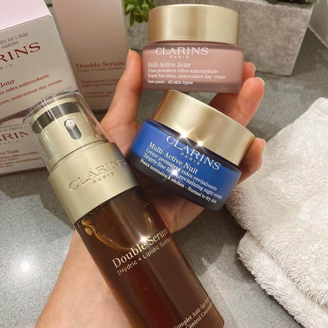 Clarins Canadaさんのインスタグラム写真 - (Clarins CanadaInstagram)「Radiance is guaranteed with this powerful anti-aging trio!✨⁣ Double Serum rejuvenates skin and the Multi-Active Day & Night Duo visibly reduces fine lines, moisturizes and prolongs skin's youth. For skin that's smoother and a more radiant complexion.⁣ __________⁣ Un coup d'éclat garanti avec ce puissant trio anti-âge !✨⁣ Notre Double Serum ravive l'éclat de la peau tandis que le duo Multi-Active Jour & Nuit atténue visiblement l'apparence des premières rides tout en hydratant la peau et en prolongeant sa jeunesse. Pour des traits lissés et un teint plus lumineux.⁣ .⁣ .⁣ .⁣ 📸 : @vanessagrimaldi30⁣ #Clarins #ItsAllAboutYou #DoubleSerum #ChristmasWithClarins #ClarinsHoliday #SkinCare」12月20日 9時35分 - clarinscanada