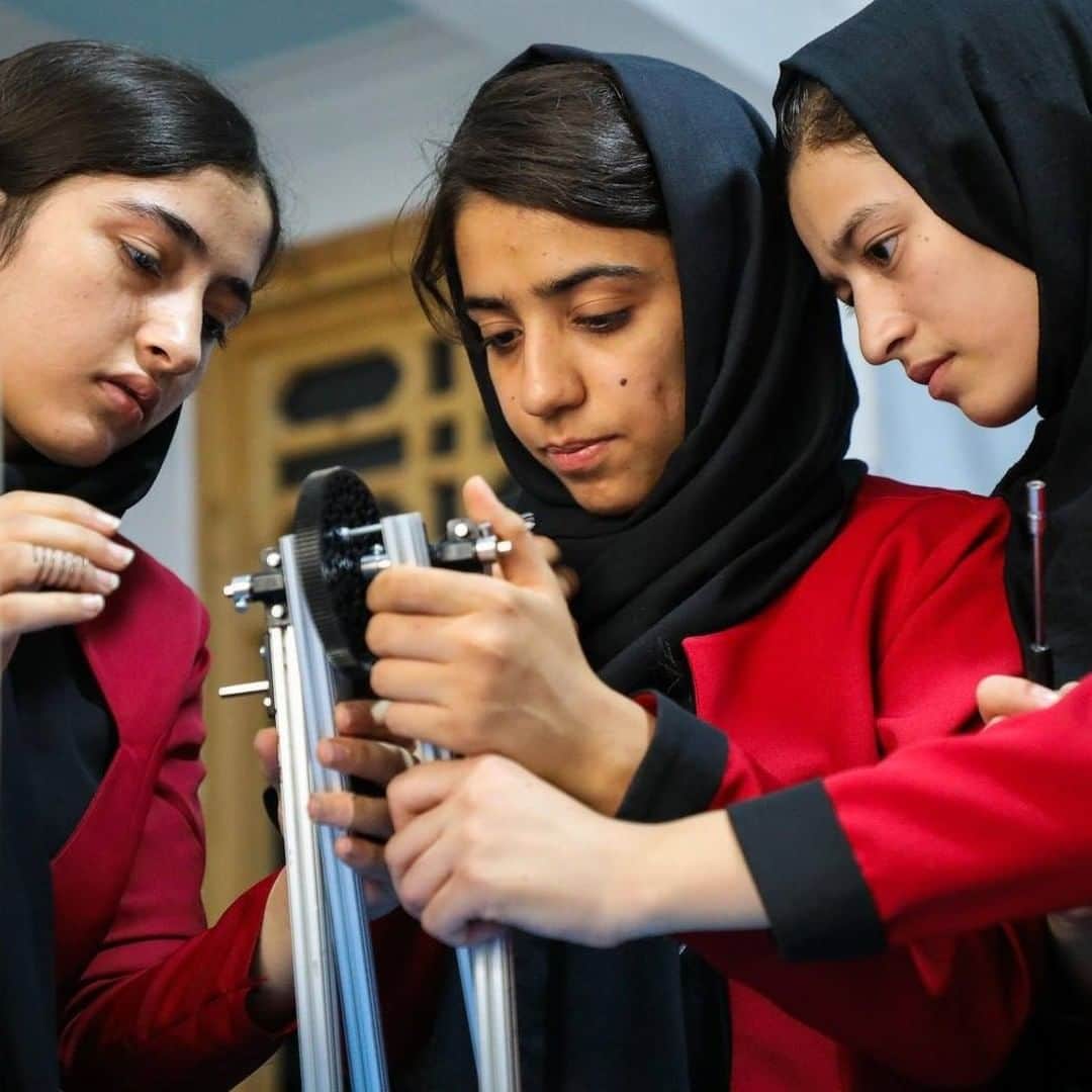 unicefさんのインスタグラム写真 - (unicefInstagram)「When Afghanistan’s first case of COVID-19 was reported in Herat, 17-year-old Somaya and her girls’ robotics team developed a low-cost ventilator to treat coronavirus patients. If approved, the prototype could be used in emergency settings where traditional ventilators are unavailable.   Somaya's team is called the Afghan Dreamers, and they're taking charge. #GenerationEquality  © UNICEF/UNI363789/UNI363784/UNI363794/Aryan」12月20日 8時05分 - unicef