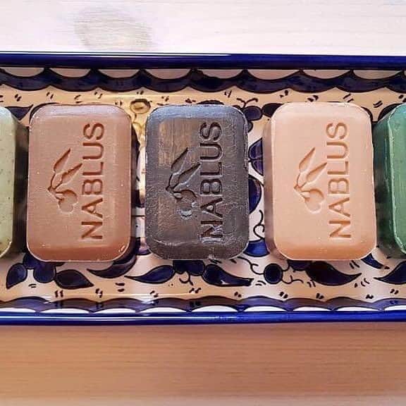 Nablus Japanのインスタグラム：「ある美容家の方が仰っていました。「歴史ある商品は本物」だと。400年以上、変わらないレシピでつくられたナーブルスソープは、まさに本物と言えます。 . .  #ナーブルスソープ　 #オーガニック石鹸  #オーガニックコスメ #オーガニックソープ #乾燥肌  #ストレスケア #nablussoap」