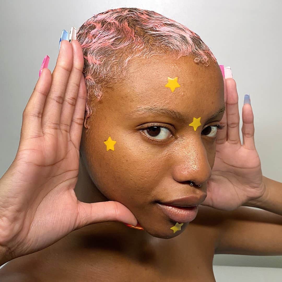 Instagramさんのインスタグラム写真 - (InstagramInstagram)「Starface (@starface) is the first optimistic acne brand ever. “We treat acne with self-acceptance and self-expression, rather than focusing on a before and after,” explains co-founder and former beauty editor Julie Schott. In 2019, she founded the company with Brian Bordainick and things took off. ⭐️⁣ ⁣ Today on our story, hang out with Julie as she shares some favorite holiday memories and other small businesses she’s supporting this season.⁣ ⁣ Photo by @starface」12月20日 8時14分 - instagram