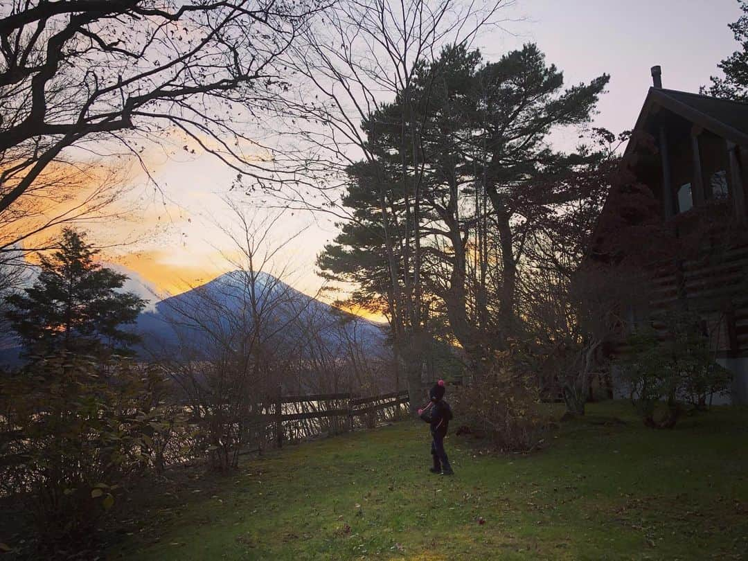 飯沼誠司さんのインスタグラム写真 - (飯沼誠司Instagram)「Mt.FUJI は圧倒的な存在感を放つ。 最高に気持ち良いBESS タイム。 #bess #mtfuji #lake #playwithdaughter  #bbq🍖」12月20日 8時21分 - seiji_iinuma