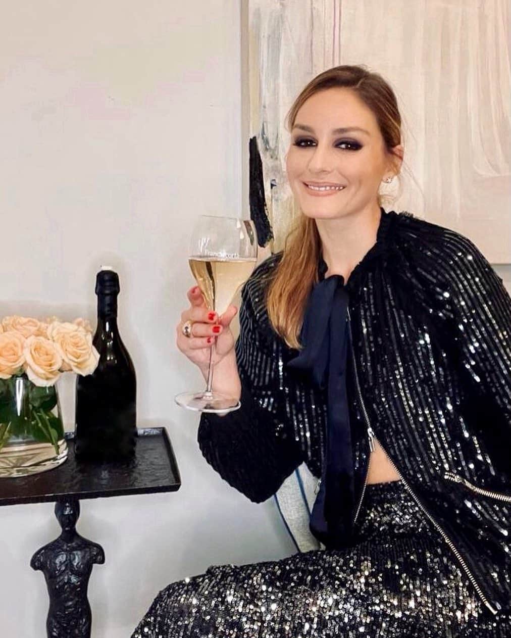 オリヴィア・パレルモのインスタグラム：「Hope everyone has a sparkling Saturday evening! ✨  I know I will thanks to the fabulous @Franciacorta Christmas package I received straight from the Italian wine region itself. Sharing more of what’s in it and a glimpse into my evening in Stories. Salute! 🥂 #ad21+」