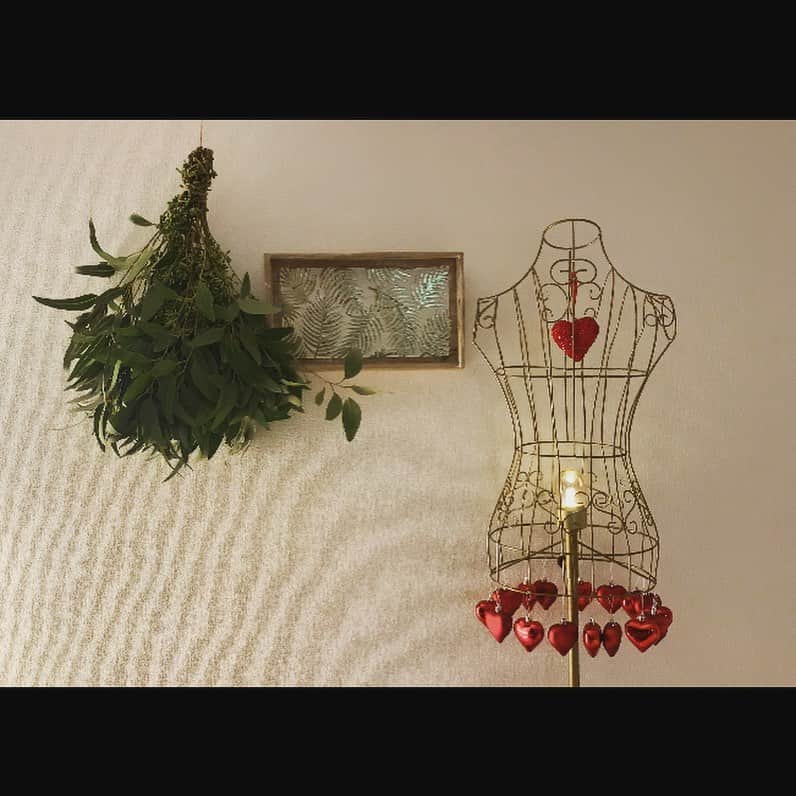 ユーコ・スミダ・ジャクソンさんのインスタグラム写真 - (ユーコ・スミダ・ジャクソンInstagram)「Thank you and Happy Holidays🌿💫🎄🌹  - #happiness  #consciousness  #awakening   昨日はポニィさんから他ではいただけないクメール蜂蜜🐝mixパワードリンクをいただき一気飲み！ここのところ疲れ気味だったけど速攻パワーアップ🤍　 そして Flower Artinst の@daisuke_shim さんが大きな花束を持って来てくれたのに大きな花瓶がサロンになくて…即アレンジしてくれた🤍 めちゃ感謝🙏🙏  @khmerrabbit @daisuke_shim at  @cellulambeautysystems」12月20日 8時25分 - yukosumidajguest