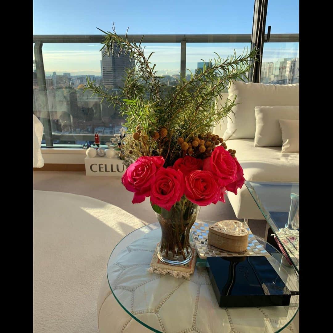 ユーコ・スミダ・ジャクソンさんのインスタグラム写真 - (ユーコ・スミダ・ジャクソンInstagram)「Thank you and Happy Holidays🌿💫🎄🌹  - #happiness  #consciousness  #awakening   昨日はポニィさんから他ではいただけないクメール蜂蜜🐝mixパワードリンクをいただき一気飲み！ここのところ疲れ気味だったけど速攻パワーアップ🤍　 そして Flower Artinst の@daisuke_shim さんが大きな花束を持って来てくれたのに大きな花瓶がサロンになくて…即アレンジしてくれた🤍 めちゃ感謝🙏🙏  @khmerrabbit @daisuke_shim at  @cellulambeautysystems」12月20日 8時25分 - yukosumidajguest