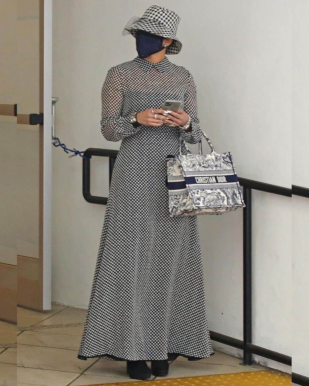 Just Jaredさんのインスタグラム写真 - (Just JaredInstagram)「@jlo was incognito in this outfit while stepping out for an appointment on Thursday in L.A. #JenniferLopez Photos: Backgrid」12月20日 8時27分 - justjared