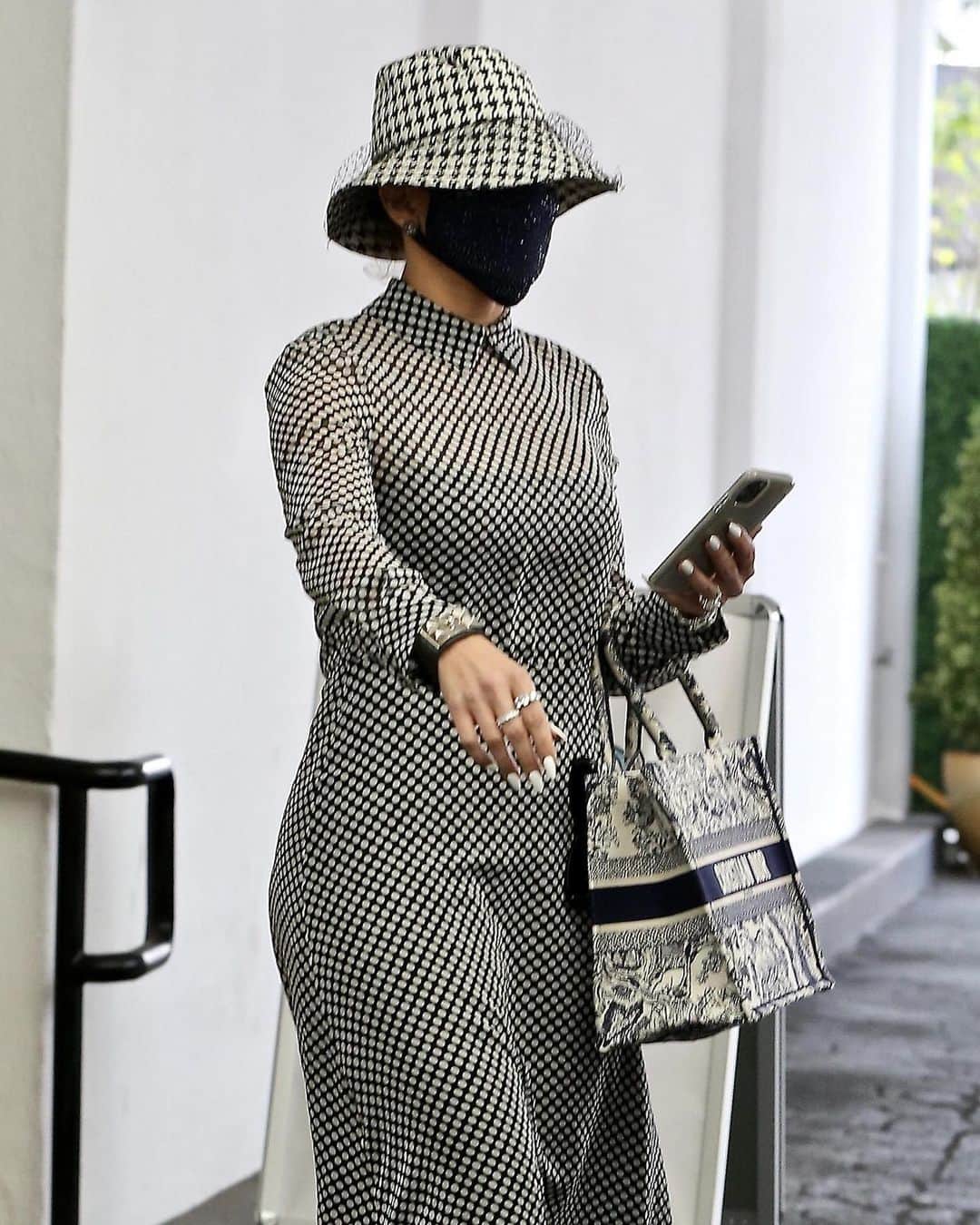 Just Jaredさんのインスタグラム写真 - (Just JaredInstagram)「@jlo was incognito in this outfit while stepping out for an appointment on Thursday in L.A. #JenniferLopez Photos: Backgrid」12月20日 8時27分 - justjared