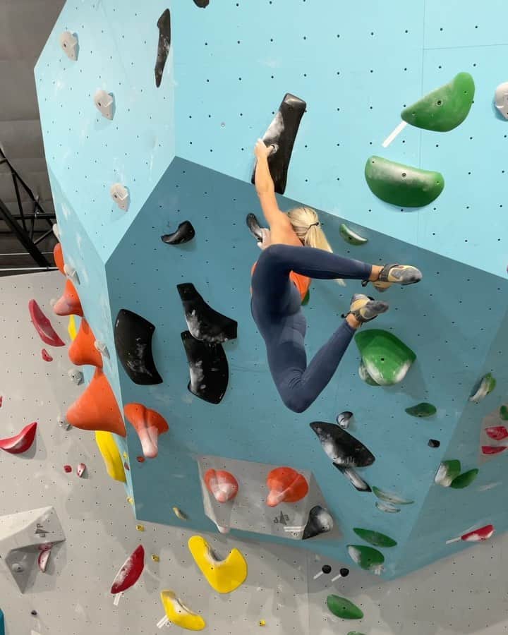 シエラ・ブレア・コイルのインスタグラム：「Solid day at @rock.solid.climbing 🙌🏼Thanks for letting us come play @cormarhan! The gym is sick 😄」