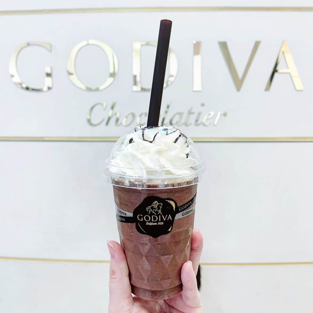 のインスタグラム：「久しぶりの🍫💕 お買い物の休憩に👩🏻👧🏻👶🏻 ♡ ♡ ♡ ♡ #GODIVA #お茶の時間 #teatime #スイーツ女子 #sweets #チョコレートドリンク #横浜カフェ #カフェ巡り #coffeetime #ゴディバ #ママのご褒美 #chocolixir #instasweet #ショコリキサー #インスタ映えスイーツ #フォトジェニックスイーツ #3歳2ヶ月 #3歳 #生後2ヶ月 #0歳 #ベビーガール #babygirl #女の子ママ #姉妹ママ #姉妹 #赤ちゃんのいる生活 #赤ちゃんのいる暮らし #子供のいる暮らし #子供とお出かけ部」