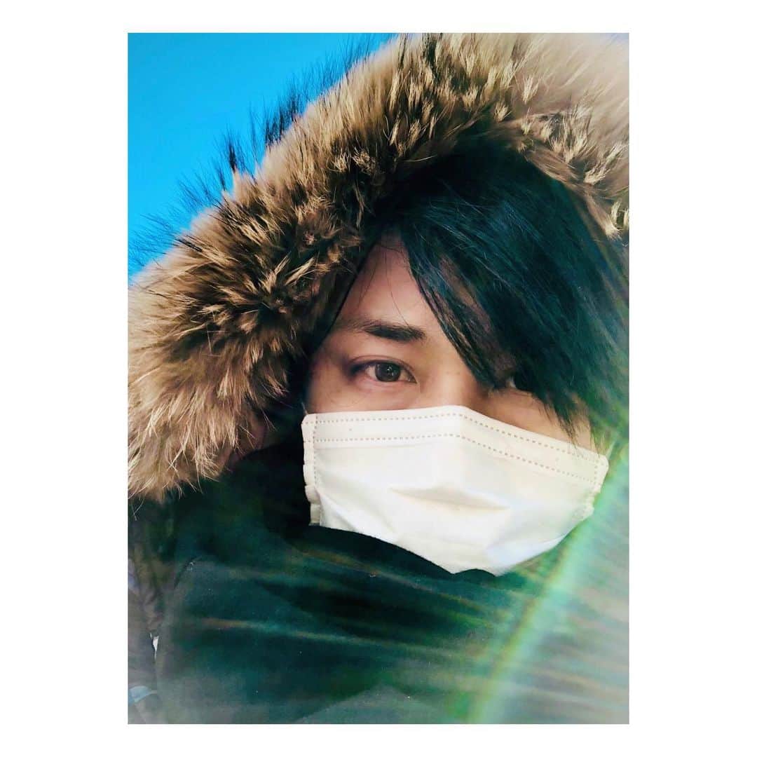 のインスタグラム：「IT IS FREEZING OUTSIDE... #goodmorning」