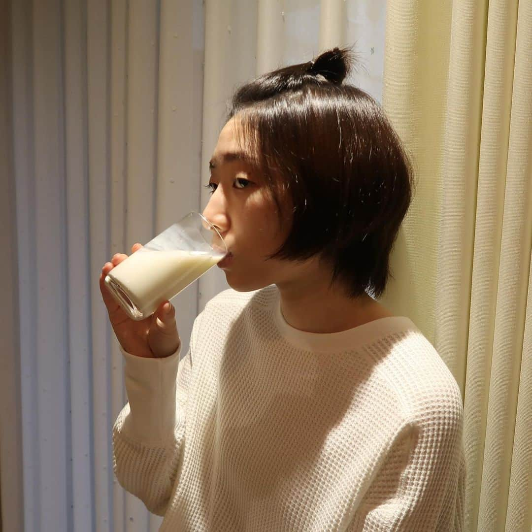 三上千陽さんのインスタグラム写真 - (三上千陽Instagram)「おはみるく🍼  今日のスタジオはめちゃくちゃ寒いらしい❄️😵 風邪ひかないように気をつけていきまっしょーっ  #ポートレート #portrait #coregraphy #日常の風景 #日常の一コマ #日常写真 #朝のひととき #写真で伝えたい私の世界 #写真撮ってる人と繋がりたい #instagood #indies_gram #冷たい牛乳も美味しいよね」12月20日 8時44分 - chiakichi__egg