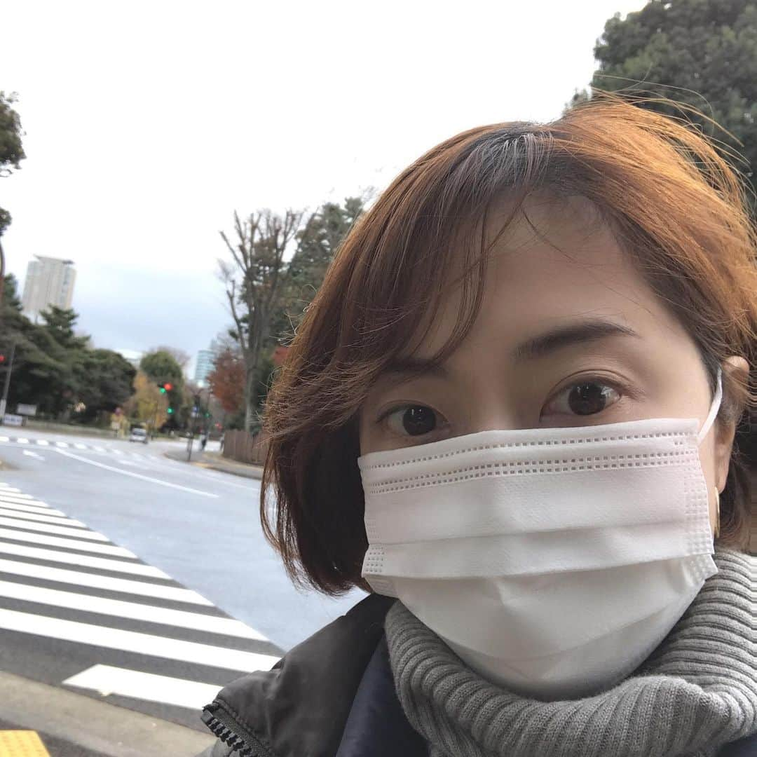 八木沼純子さんのインスタグラム写真 - (八木沼純子Instagram)「週末もwebで申し込みをしてくださった方に向けてリンクでレッスン⛸⛸💨 ・ ・ #webレッスン  #明治神宮外苑アイススケート場  #スケートレッスン  #リンクもかなり寒くなってきました #全身運動ですので動きやすく #暖かい格好で #どんな格好で滑ったらよいのか質問をいただきますが #初めての方であればズボンスタイルで #腰の丈のトップスとジャンパーなど #コートを着てらっしゃる方をお見かけしますが #滑りながらしゃがんだりすることもあり #長い丈は裾が氷について汚れてしまったり #動きが制限されてしまうこともあるので #動きやすく脱ぎ着が出来る暖かい格好など #いかがでしょうか #figureskating #icerink #meijijingu #figureskater #lesson #skatewear #iceskatingwear #snowstyle #winterstyle」12月20日 8時50分 - junko_yaginuma