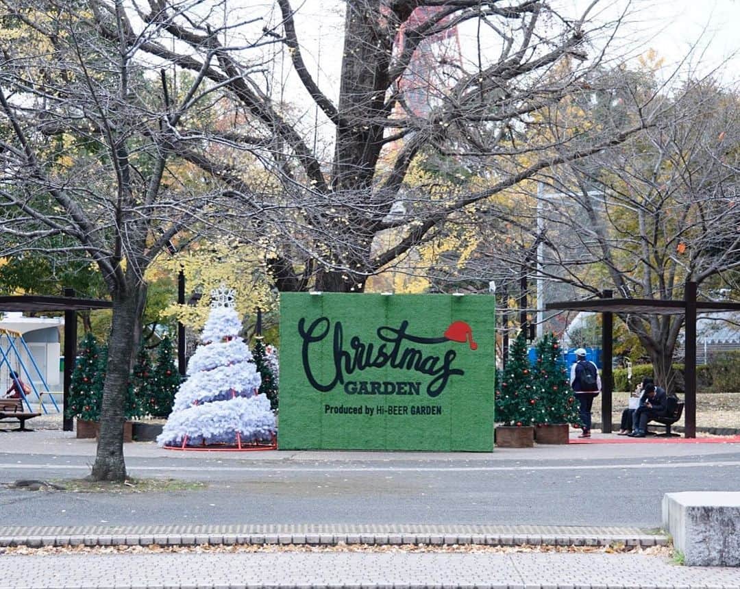 有坂美香さんのインスタグラム写真 - (有坂美香Instagram)「🎄❣️This Holiday Season❣️🎄 有坂美香&The Sunshowers は芝公園の開けた屋外で開催中の日本最大のクリスマスマーケット、クリスマスガーデン2020に出演します‼️ クリスマスソングやゴスペルを生演奏と共に是非一緒に楽しみましょう♫ 動画のThe Sunshower Kidsの歌もこの度初お披露目となります！ この曲は何も教えていないのに、自分たちだけで10日間でここまで仕上げて来てくれました！ 「耳から聴こえたように発音する、歌ってみる」The Sunshowersのセオリーとモットが確実に根付いています！ I'm sooo proud♪♫♫♪ どうぞお楽しみに！！ 入場無料　Entrance Free!! (＊新型コロナ感染症予防規定はイベントHPよりご確認下さい。)  https://christmasgarden.jp  有坂美香&The Sunshowers 出演日時 全4公演　(雨天の場合演奏は中止)  12/20 Sun 14:15〜 &  16:00  12/25 Fri  14:15〜 & 16:00  港区観光大使としても、東京タワー🗼のふもとでこのとても素敵なクリスマスマーケットに大切な仲間、The Sunshowersと出演できて光栄です。 このクリスマスマーケットは世界のクリスマスがテーマ。様々な屋台や出店、リース作りのワークショップなど盛り沢山です。日が落ちてからは、イルミネーションと東京タワーの灯りが煌めきます⭐️他にも沢山のグループが出演、ヒビヤガールズのコンテストも！！　 屋外での出演となりますが、この度は人数制限を行い、出演者は全員マスク／フェイスシールド着用、ソーシャルディスタンスを保っての出演となります。暖かくしていらしてください！ どうぞお楽しみに！  #christmasgarden2020 #クリスマスガーデン　#有坂美香 #有坂美香andthesunshowers #港区　#港区観光大使 #boyssinging #TheSunshowerKids #MillionDreams」12月20日 8時55分 - mikaarisaka