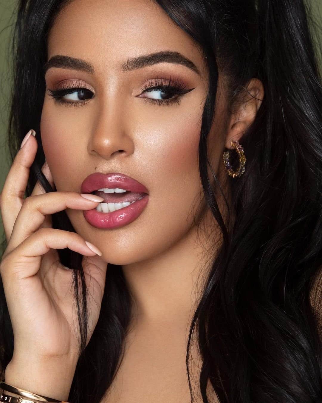 Too Facedのインスタグラム：「This look is *chef’s kiss* 😍 @majdasakho gets her plush, juicy lips with our Lip Injection Lip Gloss shade Wanna Play. #regram #toofacedambassador #toofaced」
