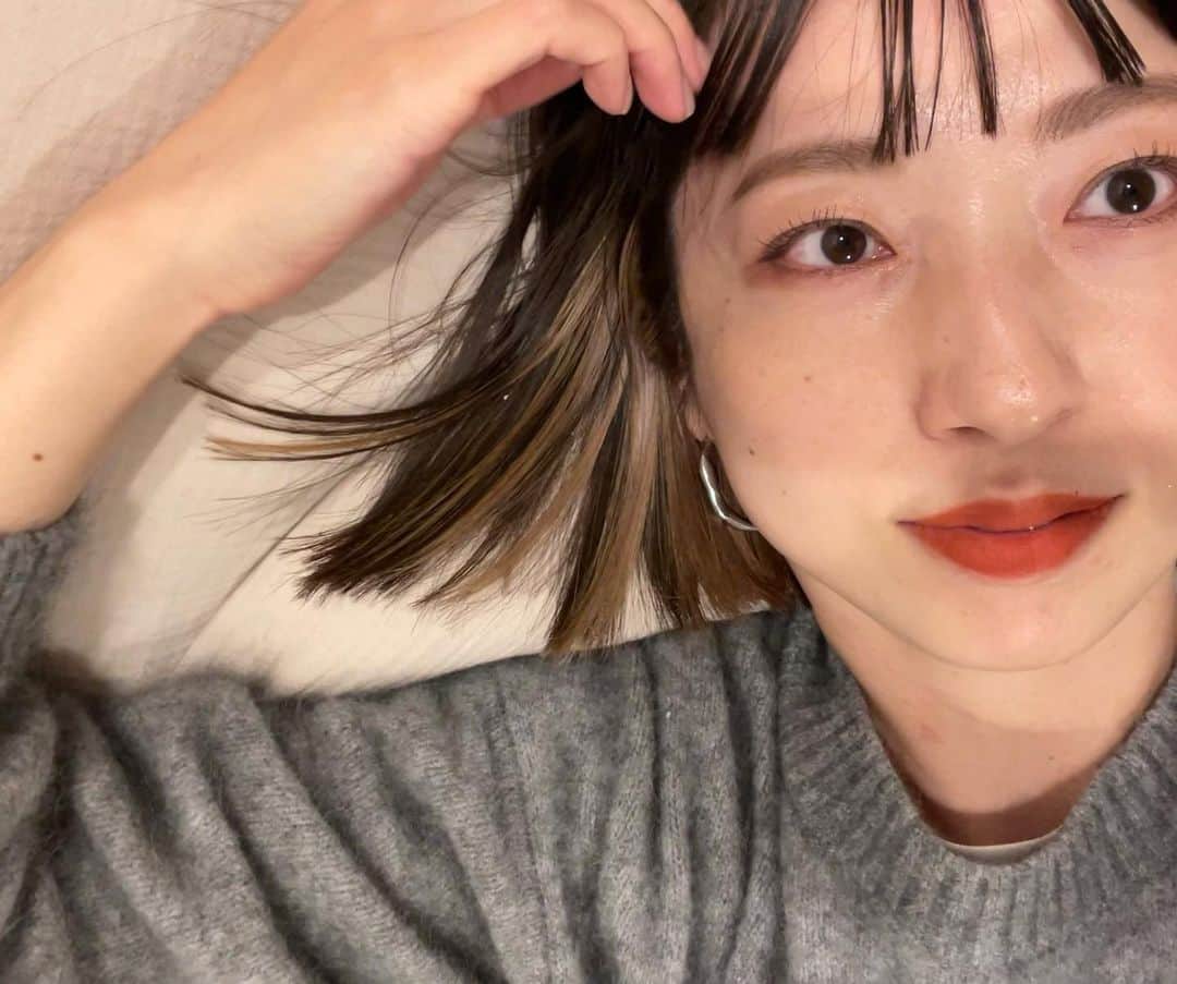i_am_fukutaroのインスタグラム：「. new hair 💇🏻‍♀️ . inner color  ガッツリ入れていただきました🥺✨ . 産後もしばらく楽しめそうです🥰 室さんありがとうございます🥺🙏🙏 . 髪色撮りたくて 自撮り始めたら 気づいたら無意識に寝転がるという 詐欺行為してます 顔のお肉引き上がりたるみも消えましたね👵🏻 . でもお肌加工してないの！ 今自分史上の肌なきがする！ シミも自分史上だけど！ . meeth定期購入します！！ . （36歳あとから恥ずかしくなって消す傾向あり🙂） . . . #newhair #haircolor #innercolor #bobhair#bobhairstyle #ボブ#インナーカラー #meeth#skincaire #momlife#maternitylife #32w5d#妊娠9ヶ月」