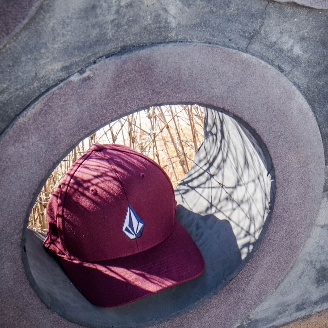 ボルコムのインスタグラム：「Classic 'Flex Stone' hat in dark port!  👉  vol.cm/hats 👈」