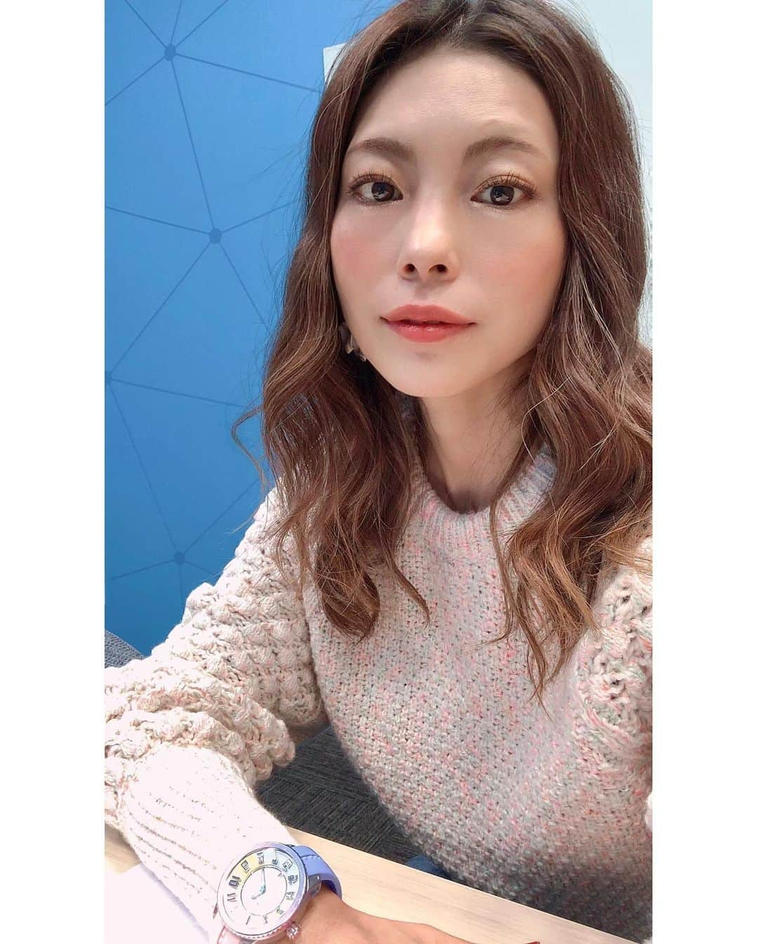 SAYUKIさんのインスタグラム写真 - (SAYUKIInstagram)「撮影してきました！ 全国のケーブルテレビの番組から選りすぐりの番組を放送するチャンネル700 。 そして私がmcをしているのは、チャンネル700 で放送されるオススメの番組を紹介する番組、インフォチャンネル700 。  今回もおススメの番組情報や、この番組オリジナルのコーナーでは、カレー屋さんや古書店巡り、そして楽しい英会話も。毎回VTRにコメントをするのですが、ツッコミ待ちのものが多くて悩ましいです😂私たぶんボケのような気がするw  パステルカラーと膨らんだ袖が可愛い透かし編みニットとシガレットデニムの衣装は全身　@gap_jp です💕  綺麗な新社屋のスタジオも今回で2回目です。そして内輪ネタですが、今回は撮影で使うライトが新調されていてテンション上がりました😍　顔が明るく綺麗に撮れるんです✨ありがたい＆嬉しい限り😂💕  視聴方法は　チャンネル700 で検索してみて下さい😊  #チャンネル700  #番組MC #tvhost #tvshooting #GAP 　 #catv」12月20日 9時08分 - sayukisvoice