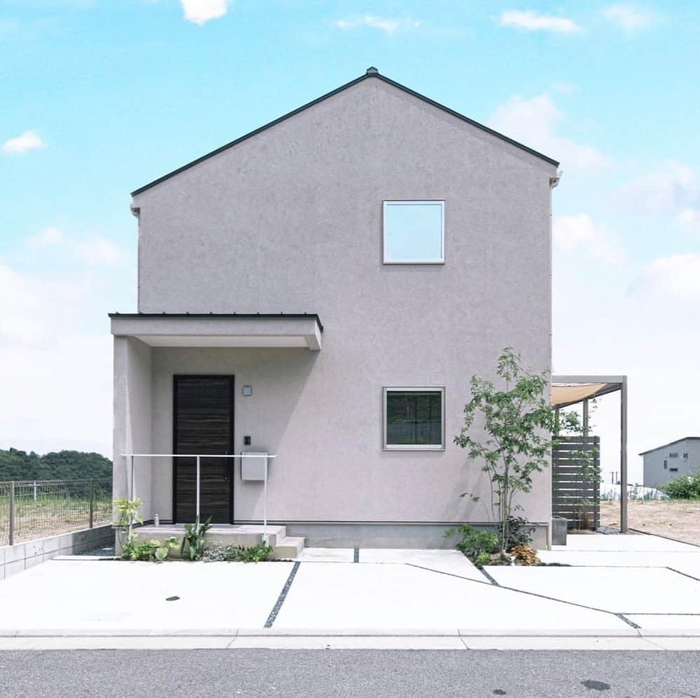 西本ハウスのインスタグラム：「🎈 【外観特集】  安佐南区山本新町 モデルハウス N.STYLE  【モデルハウス見学予約受付中🏠】 土日祝はもちろん平日でも色々なスタイルのモデルハウスをご見学いただけます😊🎈  場所:安佐南区山本新町（春日野）  イベント情報はこちら▼ @nishimoto_house ⇧プロフィールのURLよりご覧いただけます👀  #西本ハウス #広島県 #工務店 #ZEROCUBE #ゼロキューブ #グッドデザイン賞 #1000万円からはじめる家づくり #子育て世代の家  #子育て世代の家づくり #デザイン住宅  #デザイナーズ住宅 #新築一戸建て #マイホーム #新築マイホーム #注文住宅 #規格住宅 #家づくり #暮らしを楽しむ #セミオーダー住宅 #セミオーダー #セミオーダーハウス #広島建売 #建売 #分譲住宅 #分譲中 #広島分譲住宅」