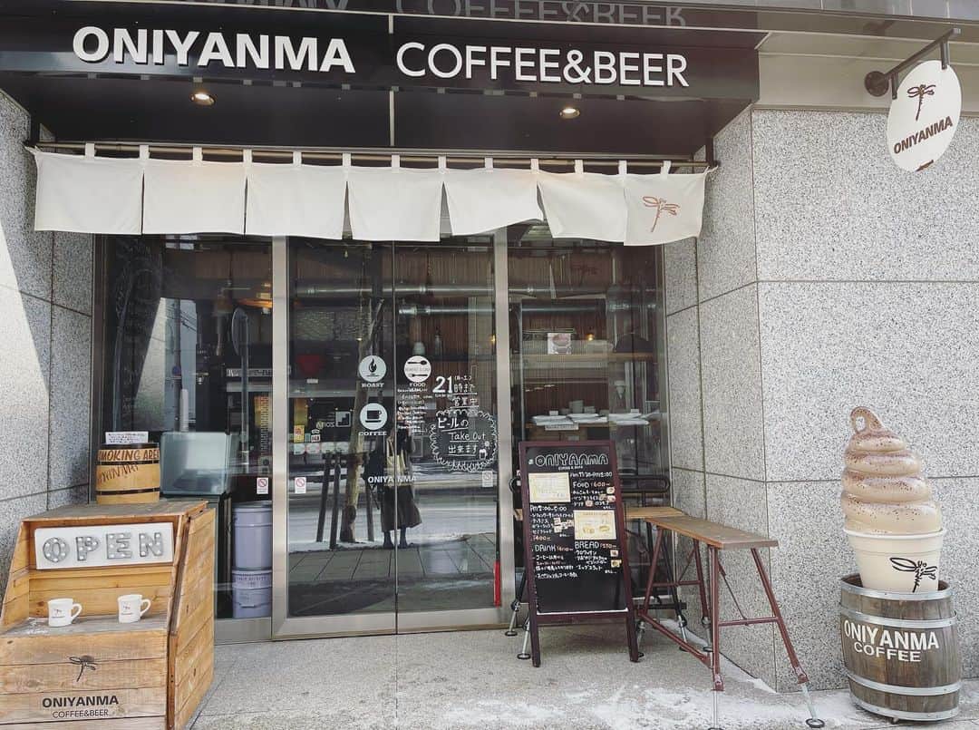 poroco（ポロコ）さんのインスタグラム写真 - (poroco（ポロコ）Instagram)「【札幌をテーマにしたエコボトル製作プロジェクトクラウドファンディング✨本日終了❗️】  オリジナルエコボトルを持って コーヒーをテイクアウトしよう！というこちらのプロジェクト😊 デザインの応募が最終的に77作品になりました👏✨ たくさんのご応募、本当にありがとうございました🙇‍♀️ 明日にはプロジェクトページの活動報告にすべての作品を、アップ予定なので、ぜひチェックしてみてくださいね😊‼️ (この投稿の5枚目以降でも応募作品の一部をご紹介)  クラウドファンディングは本日12/20(日)24:00までです♪  ************************ 写真は、リターンのカフェチケットにもご協力いただいているONIYANMA COFFEE&BEERさんで、今回のエコボトルでコーヒーをテイクアウト✨ ************************  ボトル制作の支援方法やデザインの応募方法についてはプロジェクトページをご確認ください😊 @poroco_magazine ハイライト からもリンクしています❗️  #poroco #ポロコ #札幌カフェ #札幌cafe #sapporo #札幌 #sapporocafe #オニヤンマコーヒー #oniyanmacoffee #自家焙煎コーヒー #浅煎り #コーヒー #コーヒータイム #テイクアウトコーヒー #コーヒーのある暮らし #エコボトル #マイボトル #エコな暮らし #クラウドファンディング #actnow」12月20日 9時10分 - poroco_magazine
