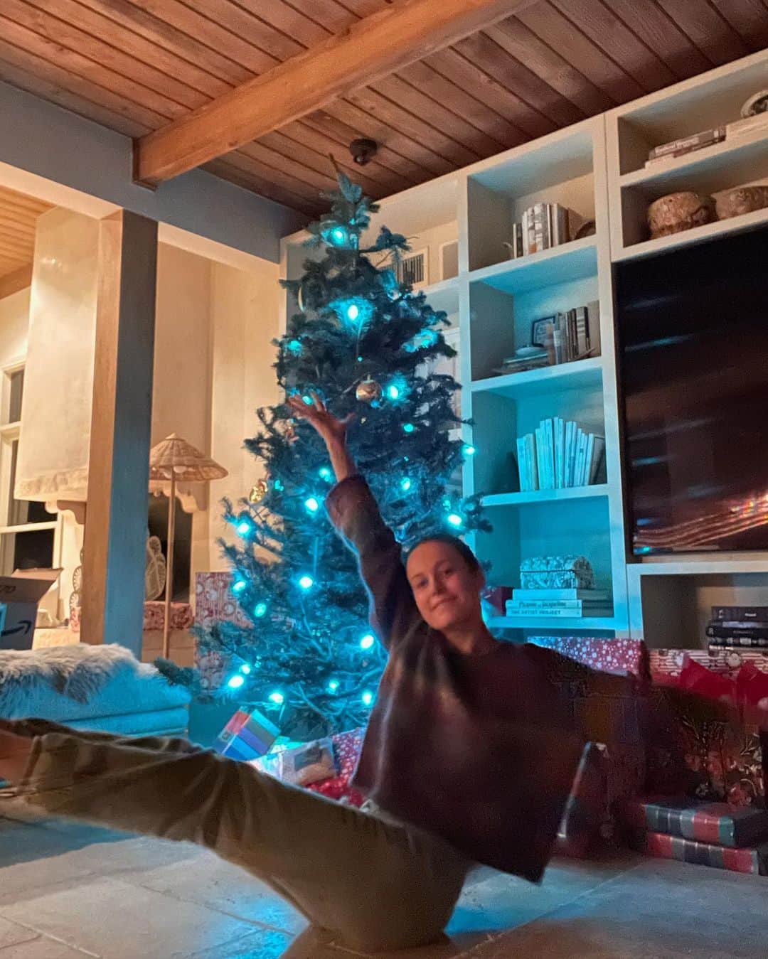 ブリー・ラーソンのインスタグラム：「Consider this my holiday card to all of you 🥰」