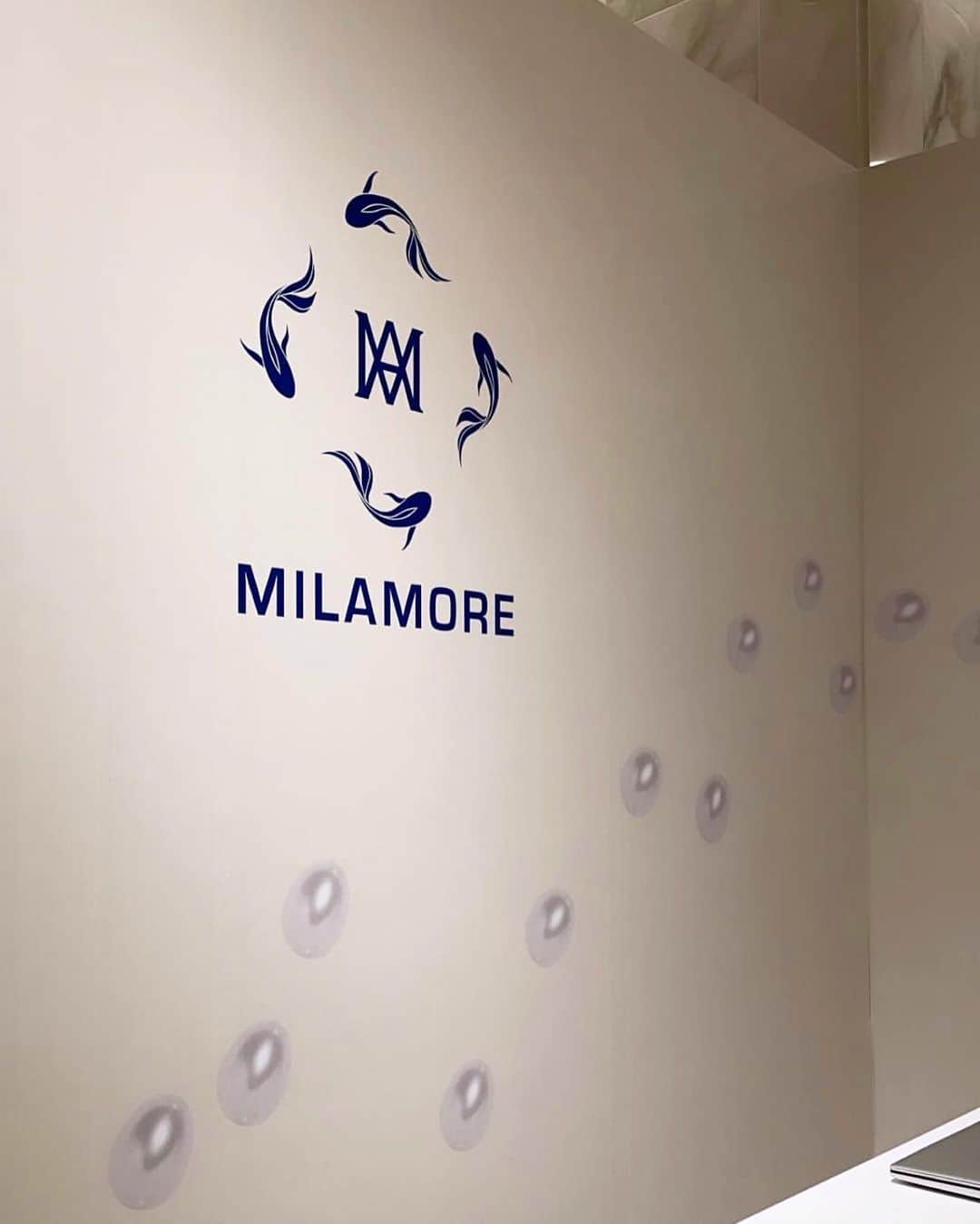稲木ジョージのインスタグラム：「Seems like it’s snowing in New York so I made a snowflake with pearls ⛄️  ミラモアのポップアップビジュアルもかなりこだわっています✨パールを使って雪を描いたり、バースストーンで時計を作ったり❤️うめだ阪急4階は22日まで、松屋銀座1階は25日までです🕺クリスマス直前の週末に、ぜひ遊びに来てねん💋😉」
