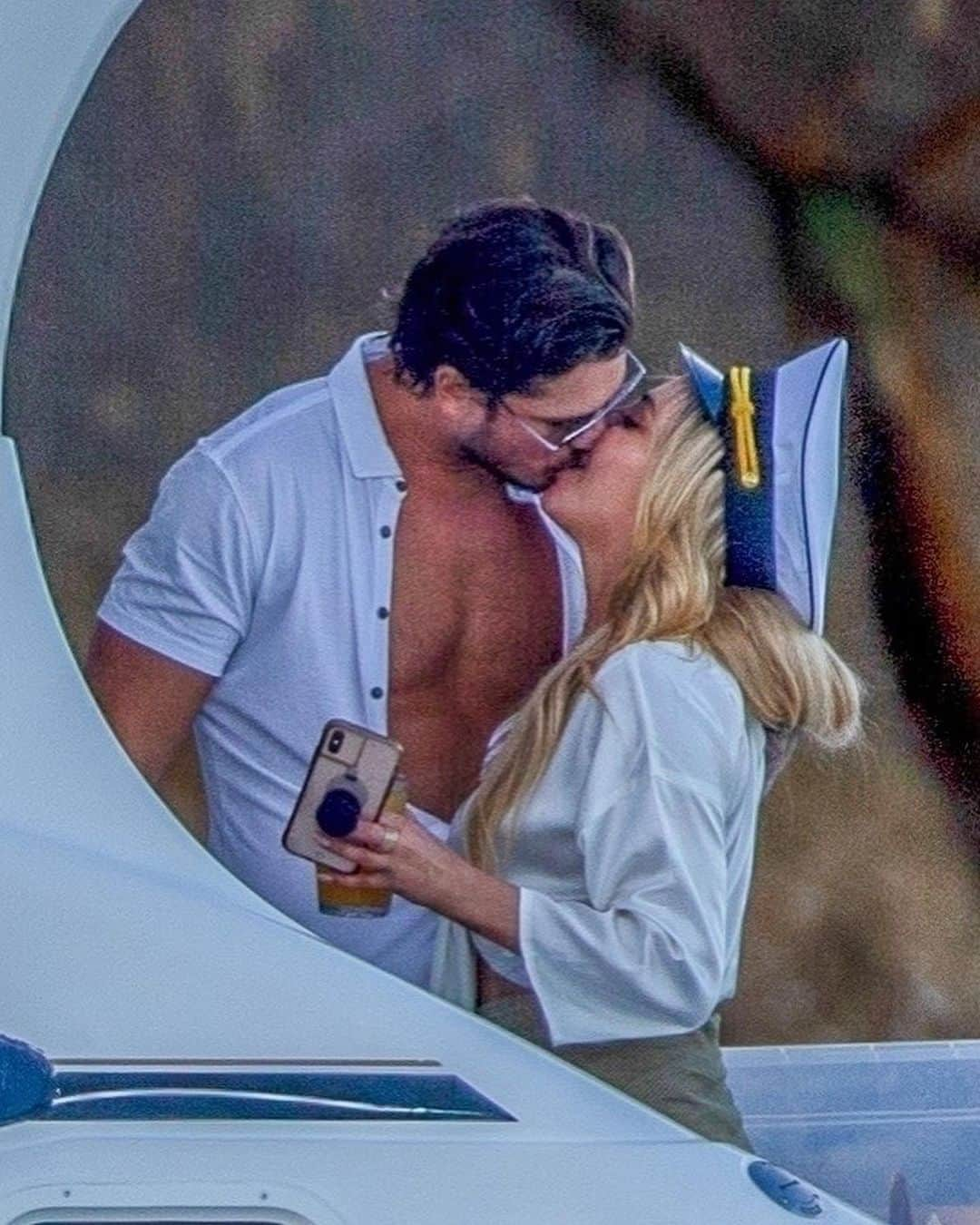 Just Jaredさんのインスタグラム写真 - (Just JaredInstagram)「New couple @chrishell.stause and @keo_motsepe were spotted packing on the PDA on a boat with fellow new couple @glebsavchenkoofficial and @cassiescerbo. Chrishell and Gleb were just partners on the most recent season of “Dancing With the Stars” and Keo is another pro on the show. Tap this photo at the LINK IN BIO for the full gallery of pics!! #ChrishellStause #KeoMotsepe #GlebSavchenko #CassieScerbo Photos: Backgrid」12月20日 9時15分 - justjared