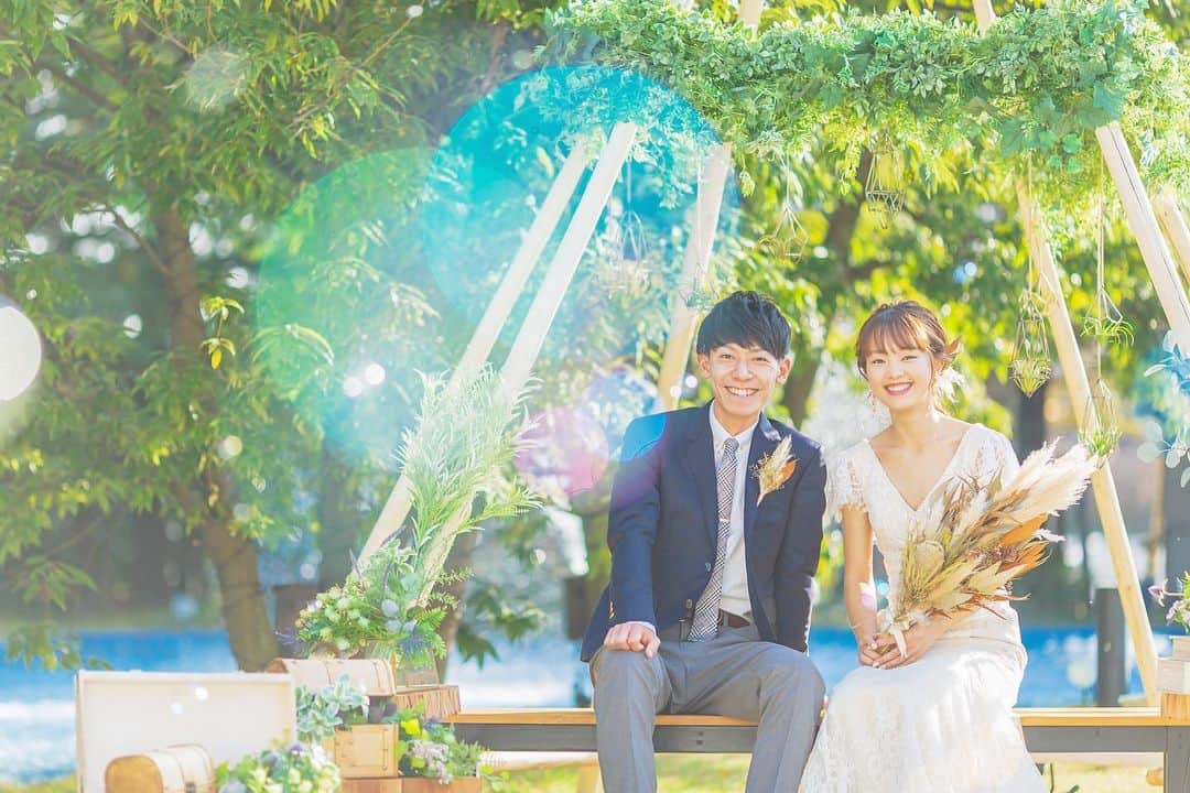 結婚式場ブランレヴュー宇都宮アクアテラスのインスタグラム：「.﻿ しゃぼん玉が広がるガーデンでの前撮り＊﻿ ﻿ きらきらと虹色に輝くしゃぼん玉❤︎﻿ ﻿ 是非撮影で使ってみてください☺︎！﻿ ﻿ ----------------------------------------﻿ ﻿ ブライダルフェア開催中☆﻿ ご来館限定でギフト券最大10000円！﻿ ﻿ 12月はクリスマス限定で豪華特典盛り沢山♩﻿ 今週末はクリスマス直前のBIGフェア❤︎﻿ ﻿ 詳細は下記▽▽﻿ https://www.dearswedding.jp/blancrevue/fair/﻿ ﻿ リニューアルしたNewチャペルのご見学もお楽しみに♩﻿ ﻿ プロフィールからご覧いただけます！ @blancrevue_wedding」