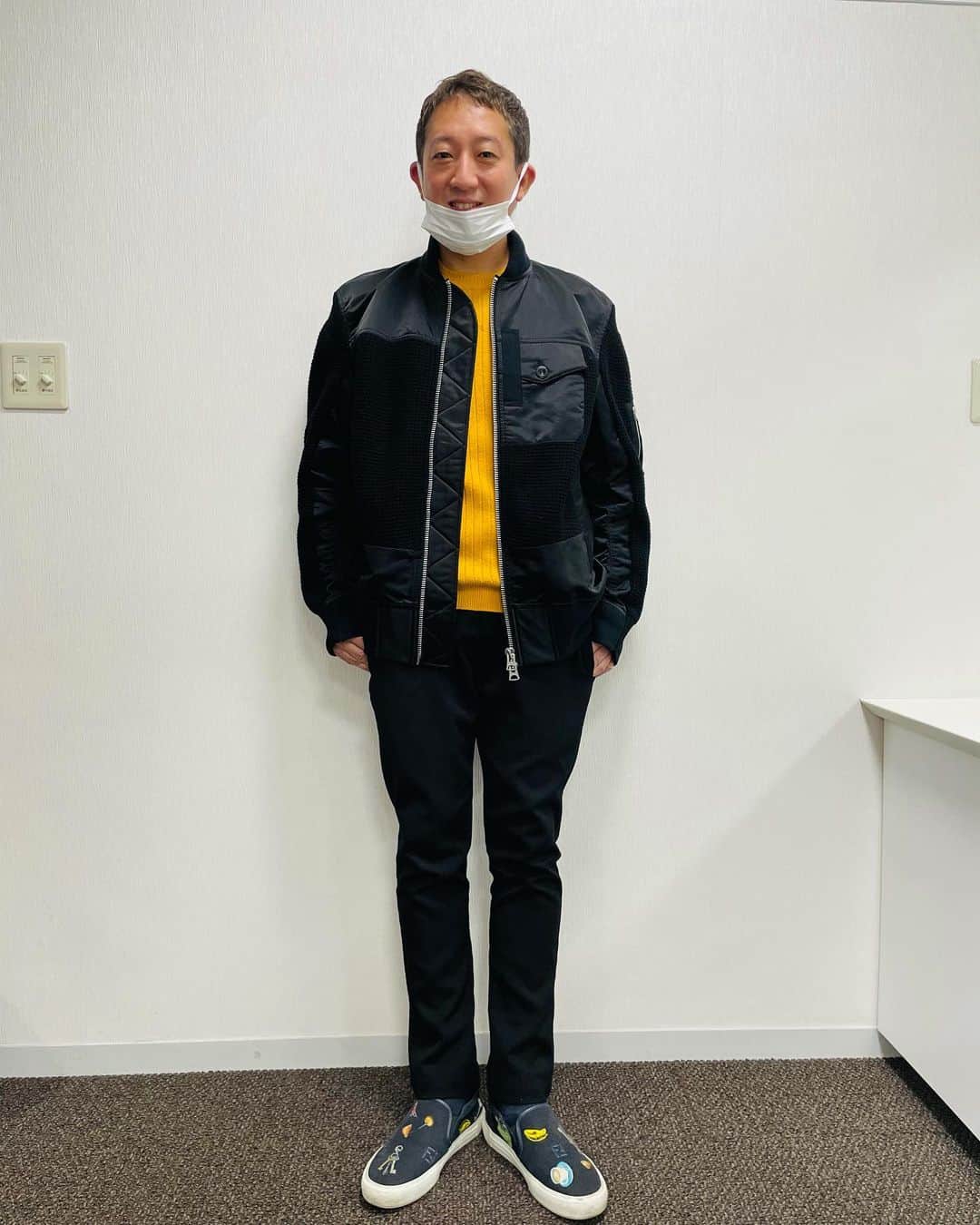 高橋茂雄のインスタグラム：「撮影　スタイリストまなちゃん  スタイリストの師匠の松本さんとの会話 ま「今日は松本さん撮ります？」 松「いや、大丈夫、、」 ま「あっ、、はい」  めんどくさがられてる可能性75%  #OOTD #誰がやっとんねん #表情さだまらない #黄色いニット1年ぶりに着たわ」