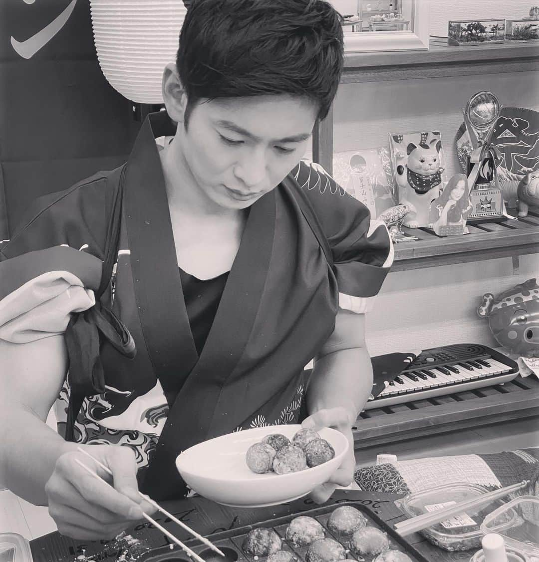 松田悟志さんのインスタグラム写真 - (松田悟志Instagram)「生放送終了後、真剣にたこ焼きを焼く人。。w #松田悟志のガットインtv  #究極の #たこ焼き #への道」12月20日 9時26分 - matsuda_satoshi1216