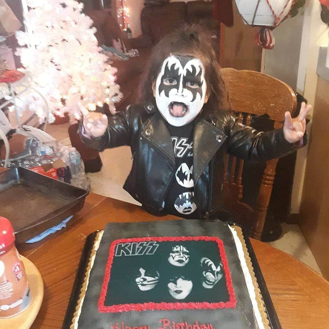 KISSさんのインスタグラム写真 - (KISSInstagram)「#KISSKids Rock! Awesome! Keep the photos coming, #KISSARMY. We love seeing them!」12月20日 0時28分 - kissonline