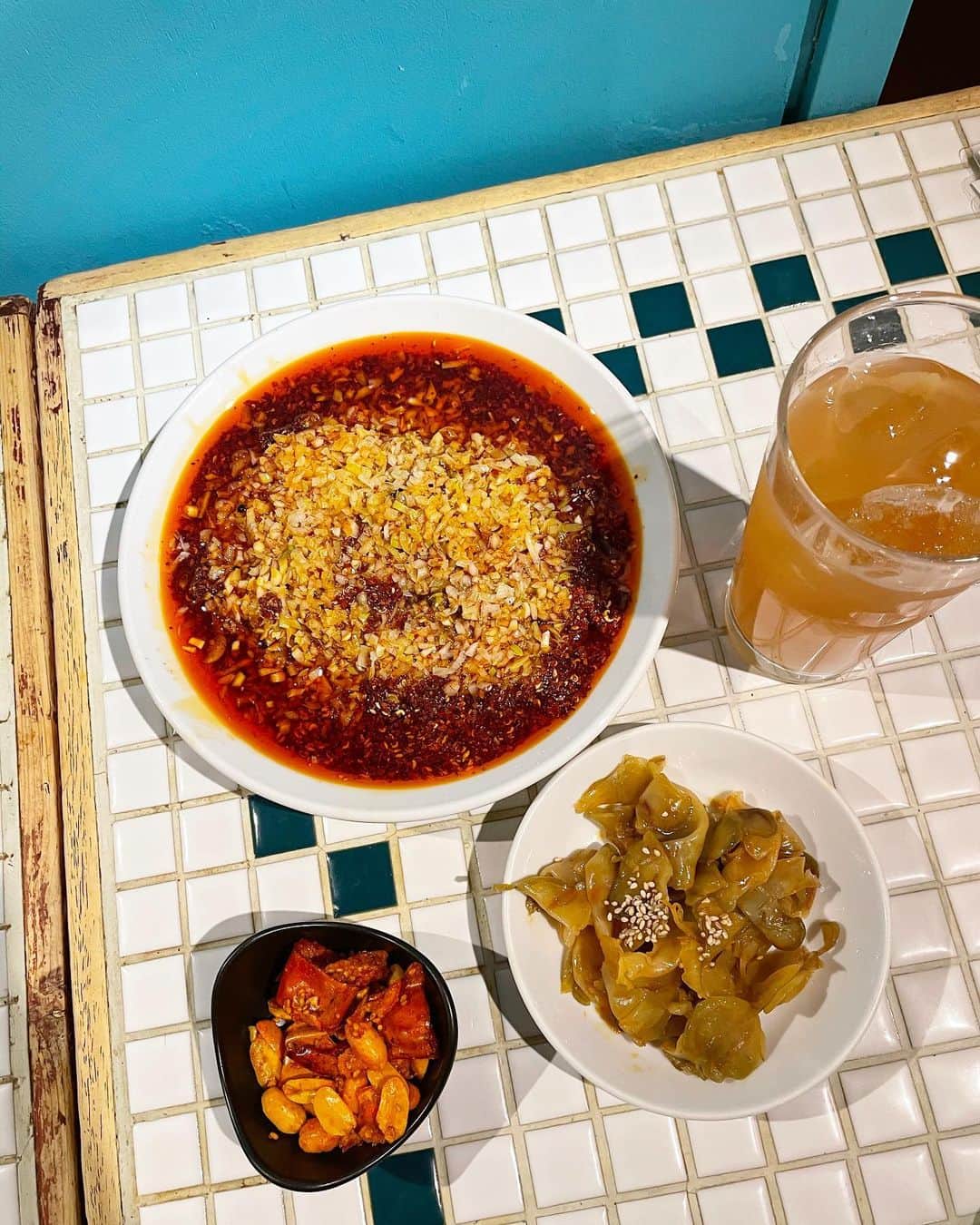 渡辺梨夏子さんのインスタグラム写真 - (渡辺梨夏子Instagram)「寒くなってきたから、辛いものとか、鍋料理を欲します。この前食べにいった中華がシビれる辛さで最高でした🔥ごくごく飲みたくて頼んだ麻辣ハイボールは想像以上の辛さで、一瞬で身体がぽかぽかになった（笑）お勧めされてた水煮はお肉が選べたので羊にしてみて、大正解！今度は火鍋しに行きたいな〜  #めも#ごはんめも #渋谷#渋谷グルメ#渋谷中華 #中華料理#四川料理 #よだれ鶏#水煮牛肉  #薬膳中華#月世界 #激辛部#だいたいハイボール」12月20日 0時28分 - riiiico462