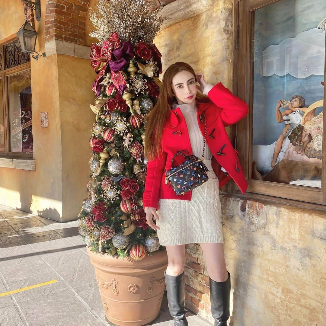 fashion dog loverのインスタグラム：「Christmas tree🎄❄️🎁✨✨  #disnysea #christmas #christmastree #christmasmood #fashion #fashiongram #fashionstyle #fashionblogger #fashionista #fashionlover #outfit #outfitoftheday #outfit#ootd #ootdfashion #ファッション#ファッションコーデ #ファッションスナップ #コーデ#コーディネート #raybeams #earthmusicandecology #louisvuitton #fabiorusconi#ルイヴィトン #ヴィトン」