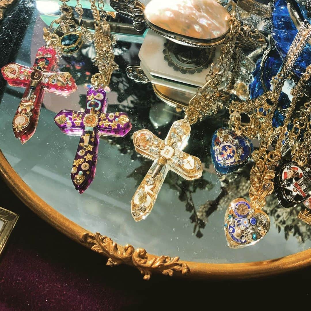 相澤樹のインスタグラム：「続々と新商品増量中。PARCO渋谷で開催中のよにも奇妙なクリスマス店。後半戦。飽きられないように商品増加中！！明日はまたまた、新しく商品とどきます！！ 11:30から15:00まで店頭におりますので遊びにきてくださーい！」