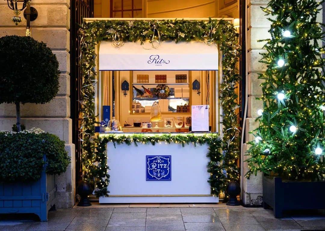 Vogue Parisさんのインスタグラム写真 - (Vogue ParisInstagram)「#VogueAddressBook With the holidays getting closer and closer, the @RitzParis has opened a mini patisserie chalet to feed Parisians with sweet treats and help them into the Christmas spirit. Chef @FrancoisPerret’s selection includes a chocolate taco, a cheesecake and a rolled brioche with crème pâtissière and chocolate, all washed down with the hotel’s signature hot chocolate.」12月20日 0時39分 - voguefrance
