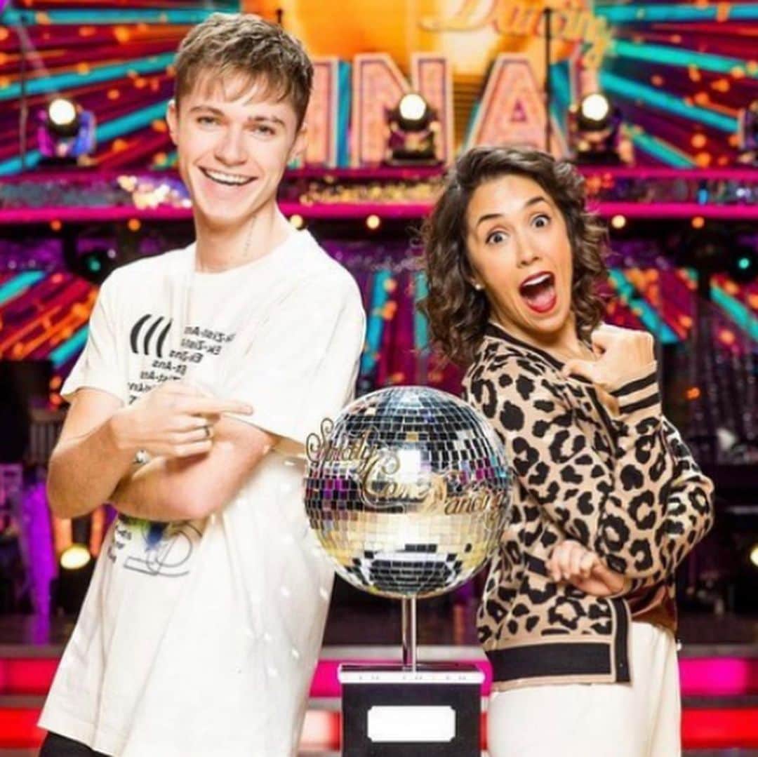 ジュリアンマクドナルドさんのインスタグラム写真 - (ジュリアンマクドナルドInstagram)「Best of luck tonight to my amazing friend, the talented @jmanrara on the @bbcstrictly finals alongside her great partner for the season @HRVY!!   It was an honour being your first dancing partner on the show and tonight you have a chance to take the sparkling ball home! ✨  We will be watching live and voting tonight @ 6pm on @bbc 1  Here I am dancing The Tango on my first week with Janette ♥️」12月20日 0時39分 - julienmacdonald