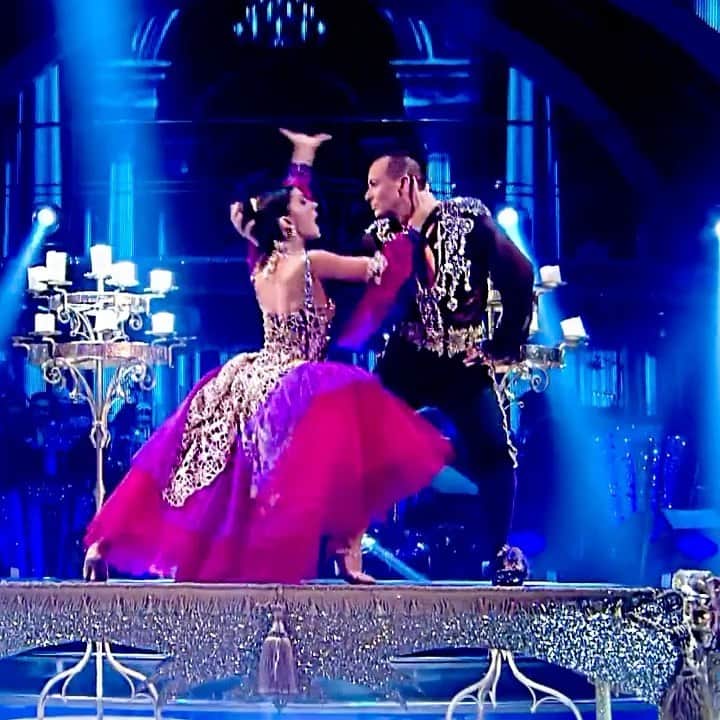 ジュリアンマクドナルドのインスタグラム：「Best of luck tonight to my amazing friend, the talented @jmanrara on the @bbcstrictly finals alongside her great partner for the season @HRVY!!   It was an honour being your first dancing partner on the show and tonight you have a chance to take the sparkling ball home! ✨  We will be watching live and voting tonight @ 6pm on @bbc 1  Here I am dancing The Tango on my first week with Janette ♥️」