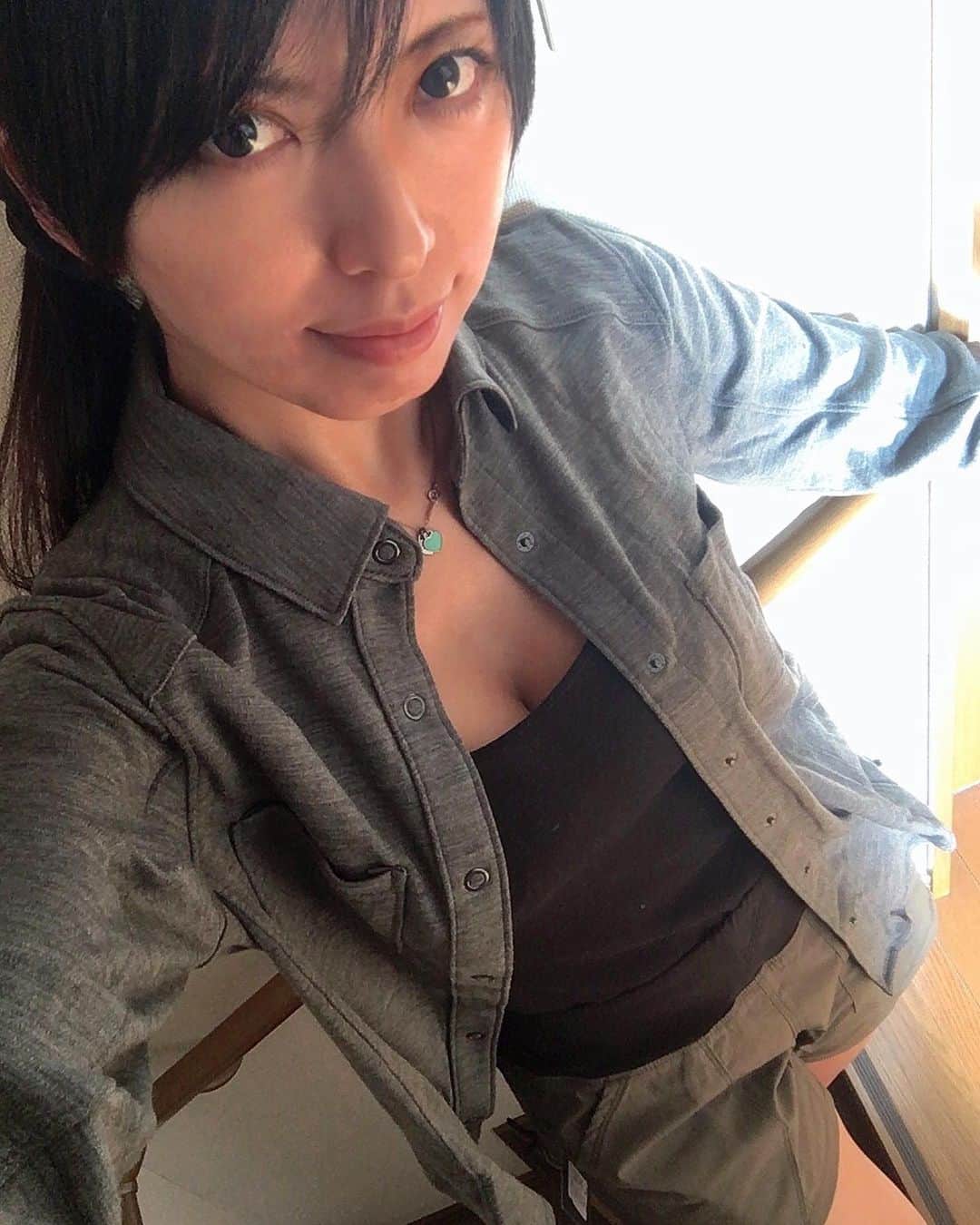 みりどる乙夜さんのインスタグラム写真 - (みりどる乙夜Instagram)「妊娠2ヶ月頃🤰 MNNでご紹介した、Triple Aught DesignのALIAS SHIRTと、SCHEMA SC LEGGING、もうご覧になりましたか？  レギンスは、おなかが大きくなり始めてもしばらく履くことができました。動きやすかったです👍  Military News Network で検索してみてくださいね！  #tripleaughtdesign #tadgear #ladiesfashion #fashion #tacticalgear #tacticalfitness #tacticaltraining #tacticalgirls #outdoorstyle #ourdoor #wool #woolshirt #mnn #militaryidol #shirt #leggings #pregnant #2monthpregnant #レギンス #シャツコーデ #シャツ #タクティカル #アウトドア #アウトドアファッション #レディースファッション #動きやすい #ウール #ミリドル #乙夜 #妊娠2ヶ月」12月20日 0時40分 - itsuya_miridoru