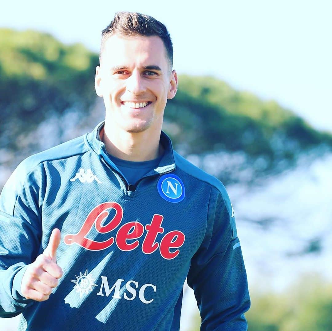 のインスタグラム：「E io intanto continuo ad allenarmi con il sorriso ⚽️💪  And in the meantime I continue to train with a smile ⚽️💪  Kontynuuję swoje treningi z uśmiechem na twarzy. Wesołych Świąt ⚽️💪」